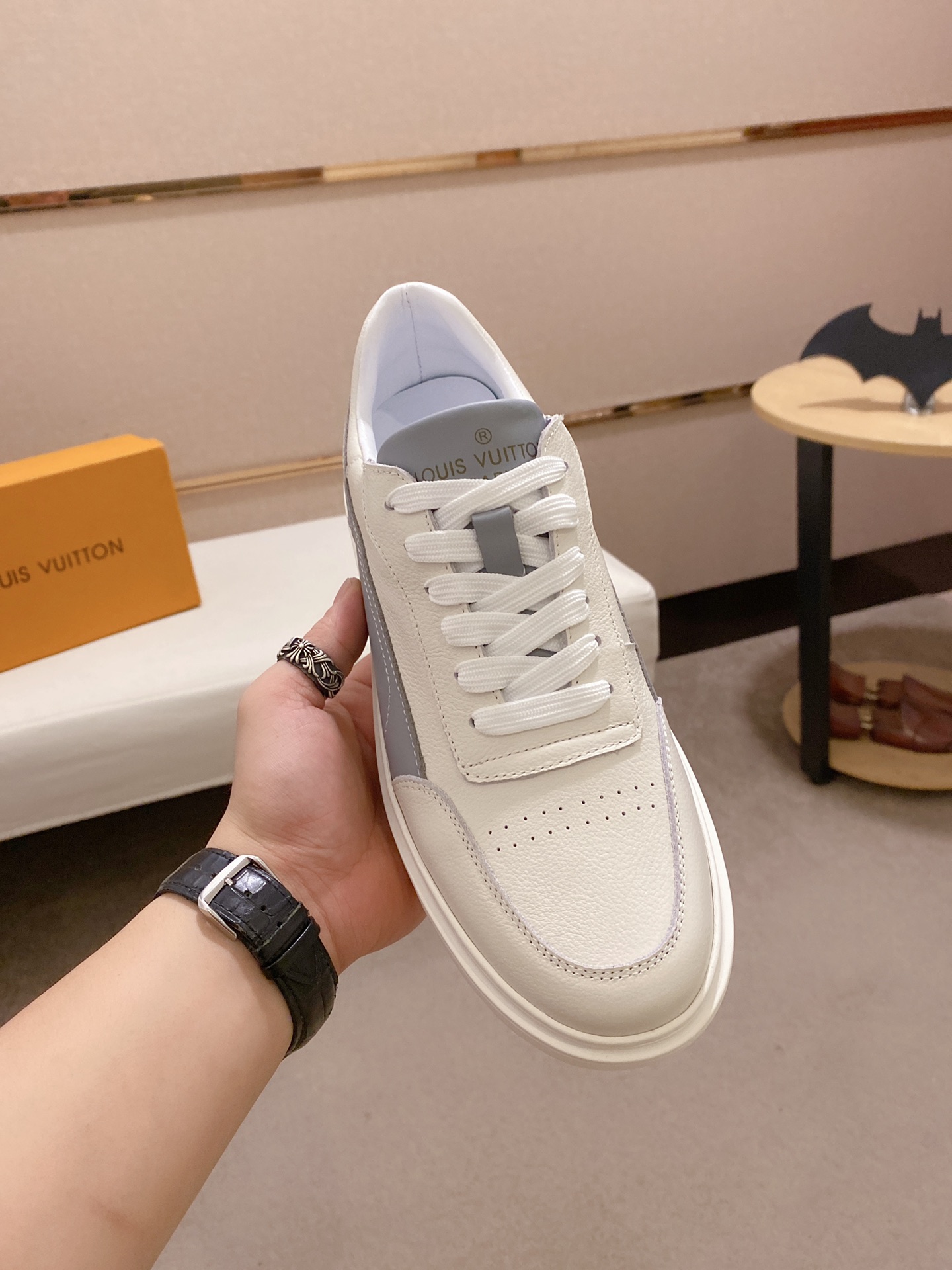 Louis Vuitton Low Top sneaker 123 - vstockx