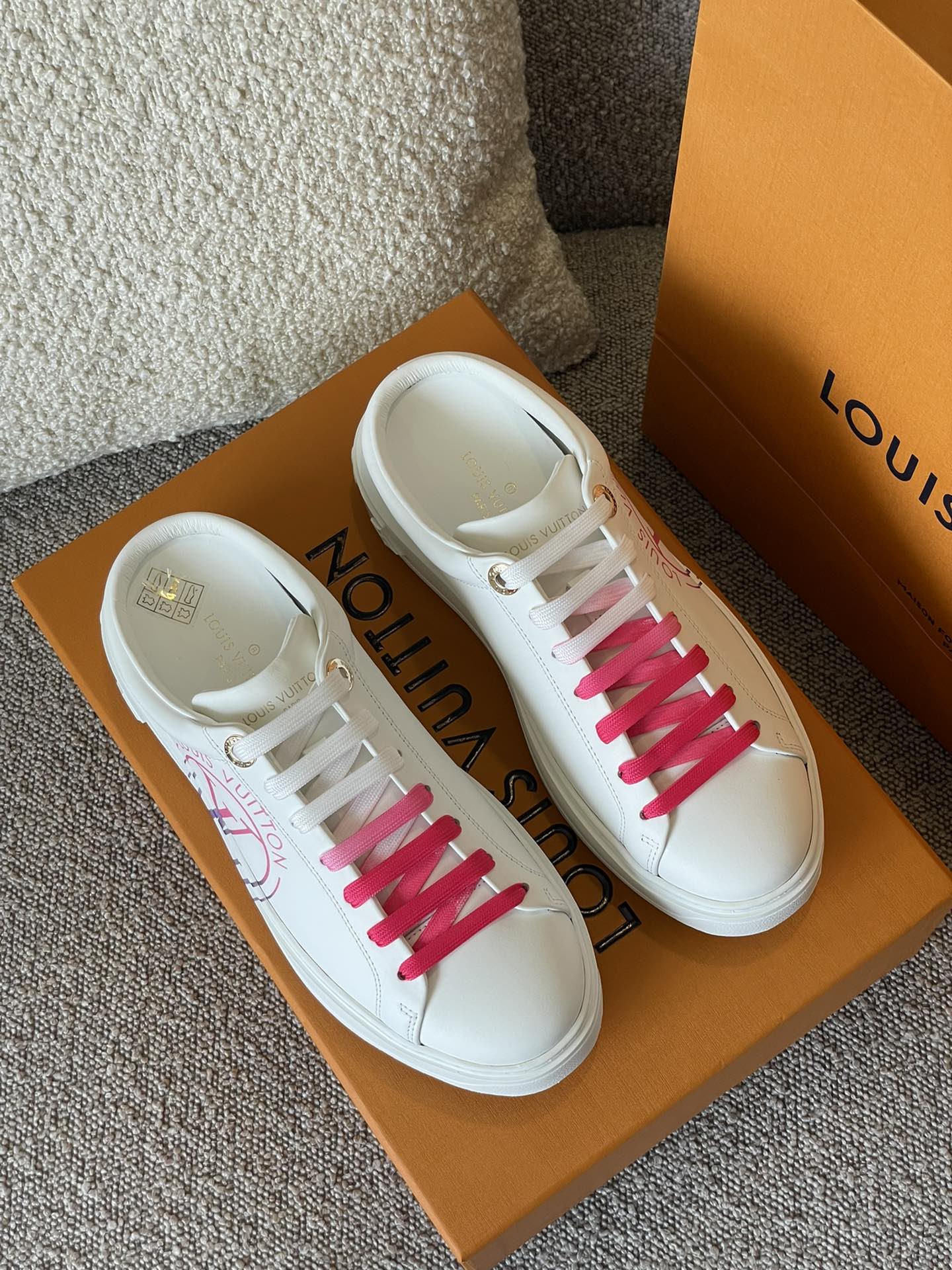 Louis Vuitton TIME OUT TRAINERS 1 - vstockx