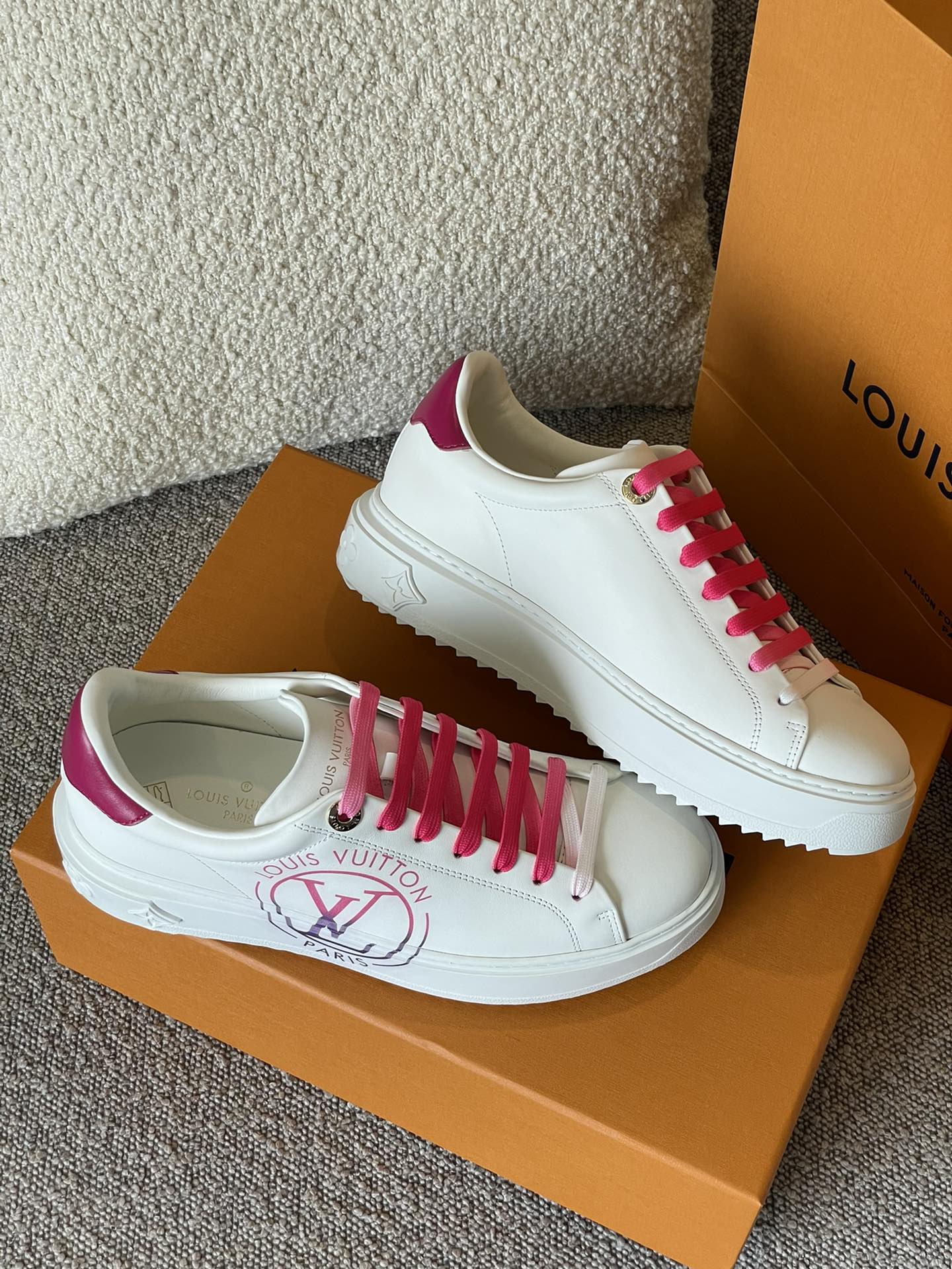 Louis Vuitton TIME OUT TRAINERS 1 - vstockx