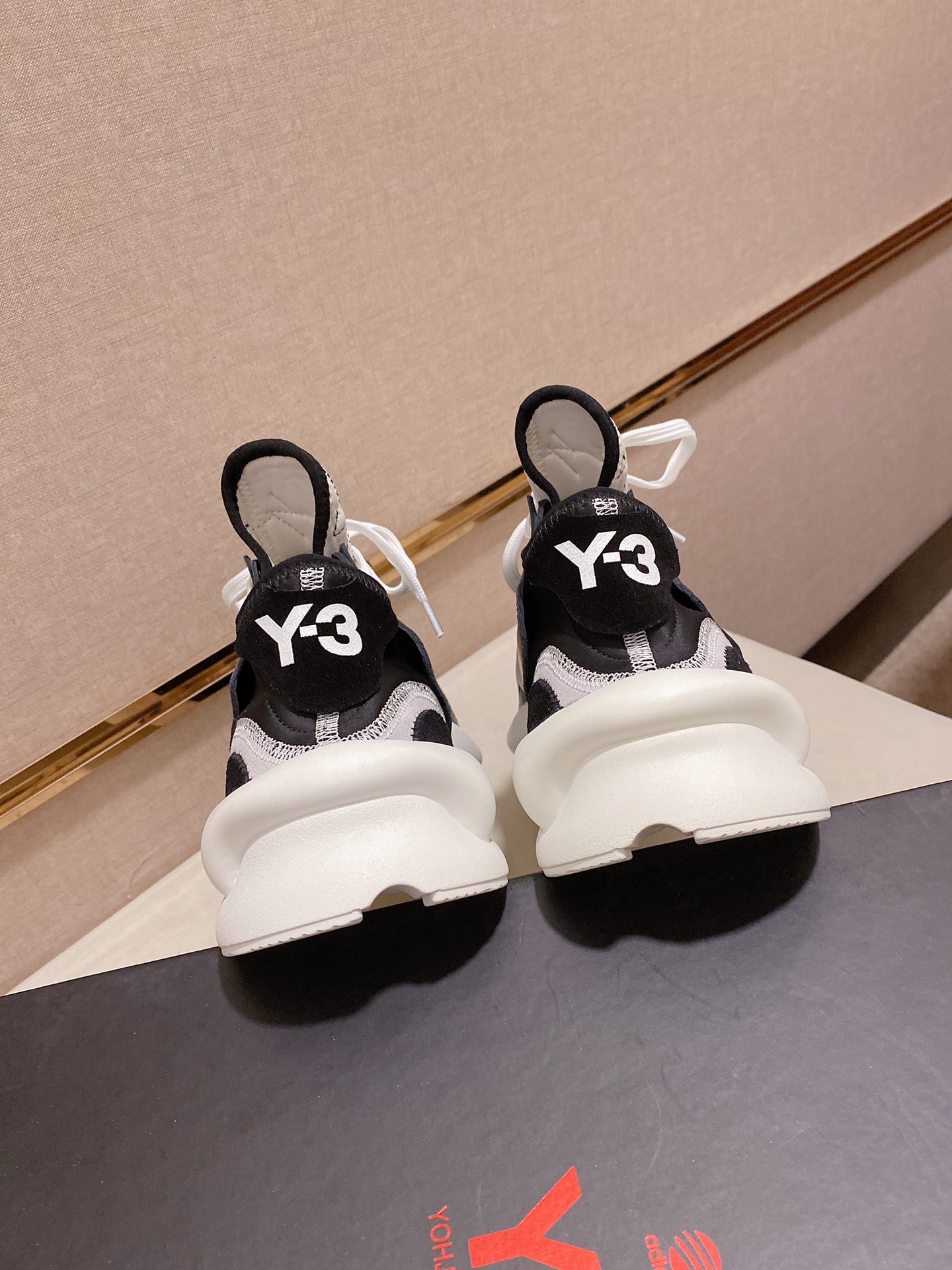 Y-3 Kaiwa Lace-Up Sneakers 24 - vstockx