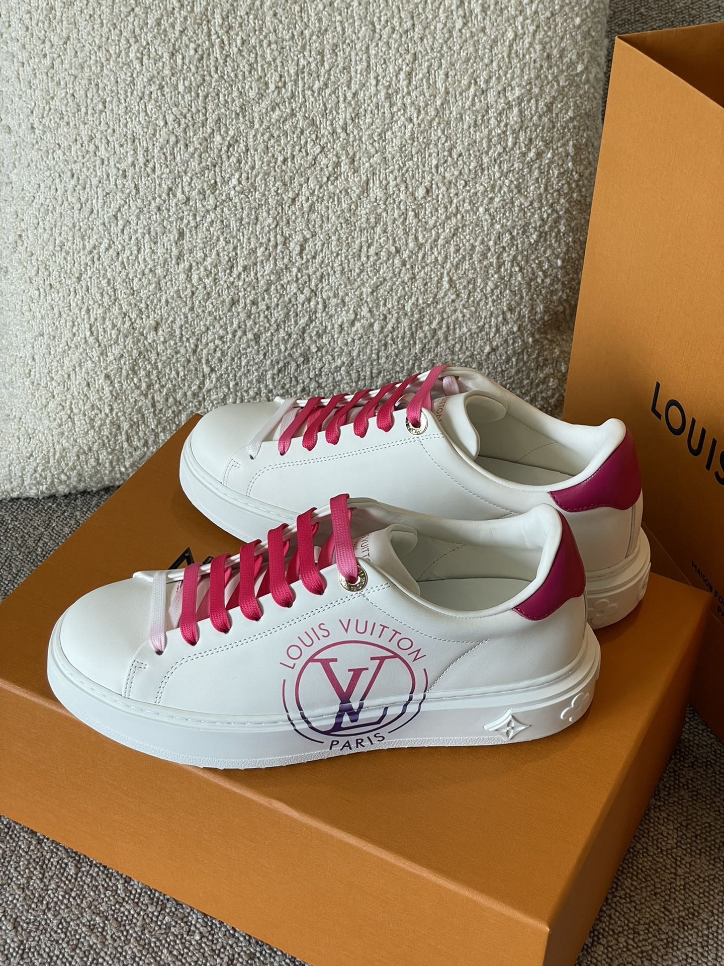 Louis Vuitton TIME OUT TRAINERS 1 - vstockx
