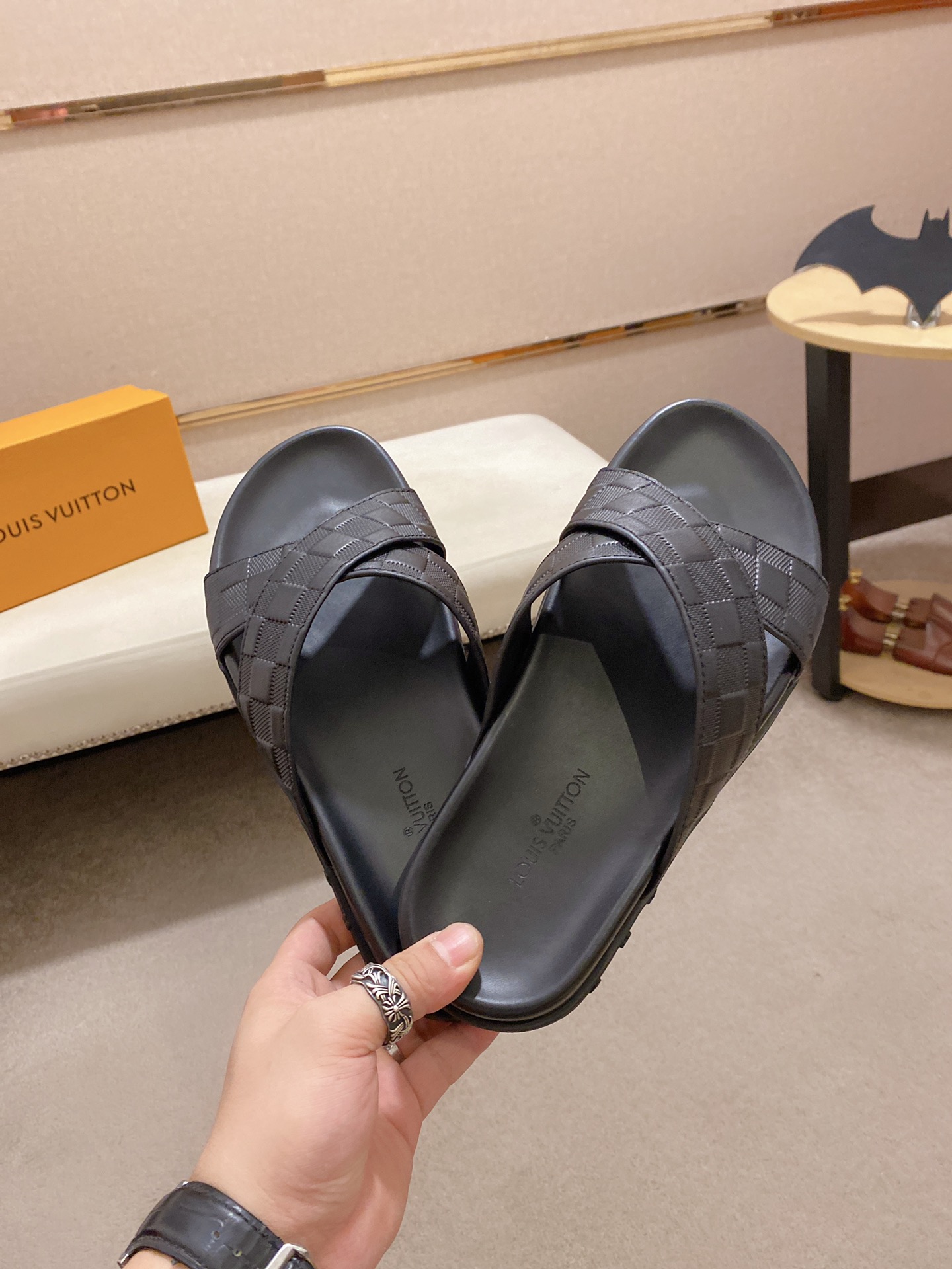 Louis Vuitton Slipper 7 - vstockx