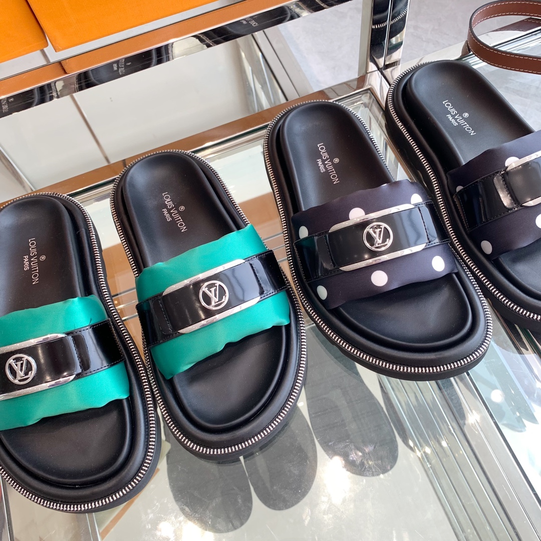 Louis Vuitton POOL PILLOW FLAT COMFORT MULES 4 - vstockx