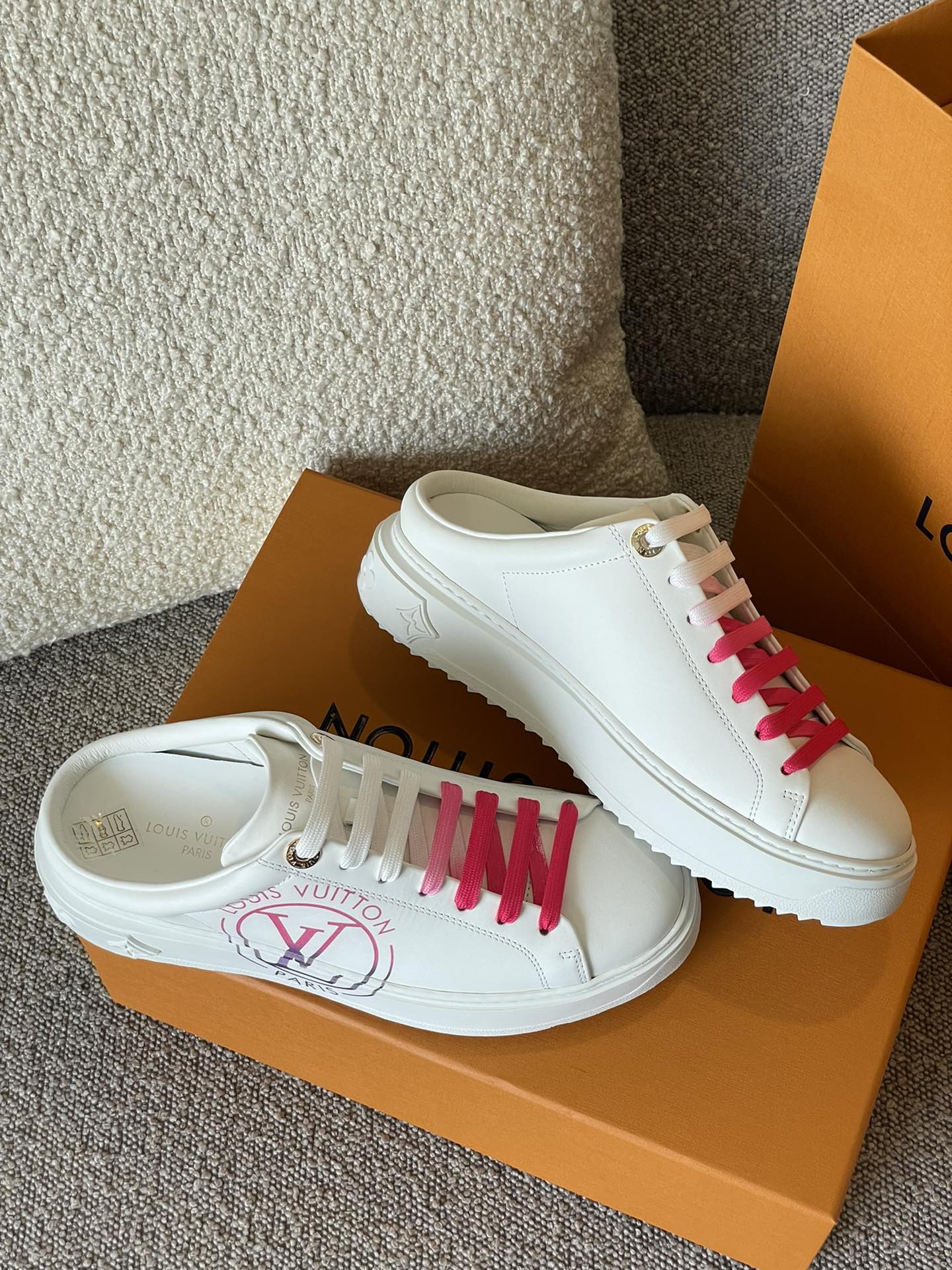 Louis Vuitton TIME OUT TRAINERS 1 - vstockx