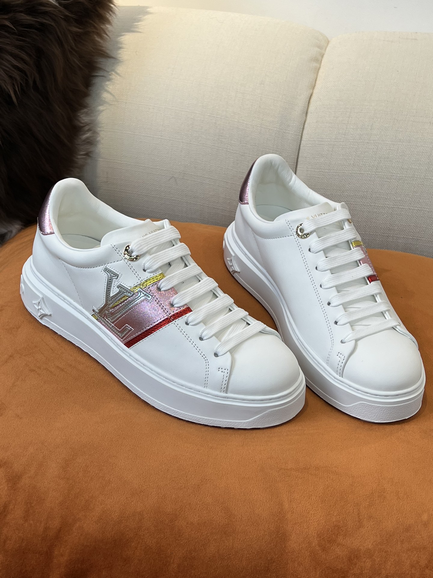 Louis Vuitton TIME OUT TRAINERS 1 - vstockx