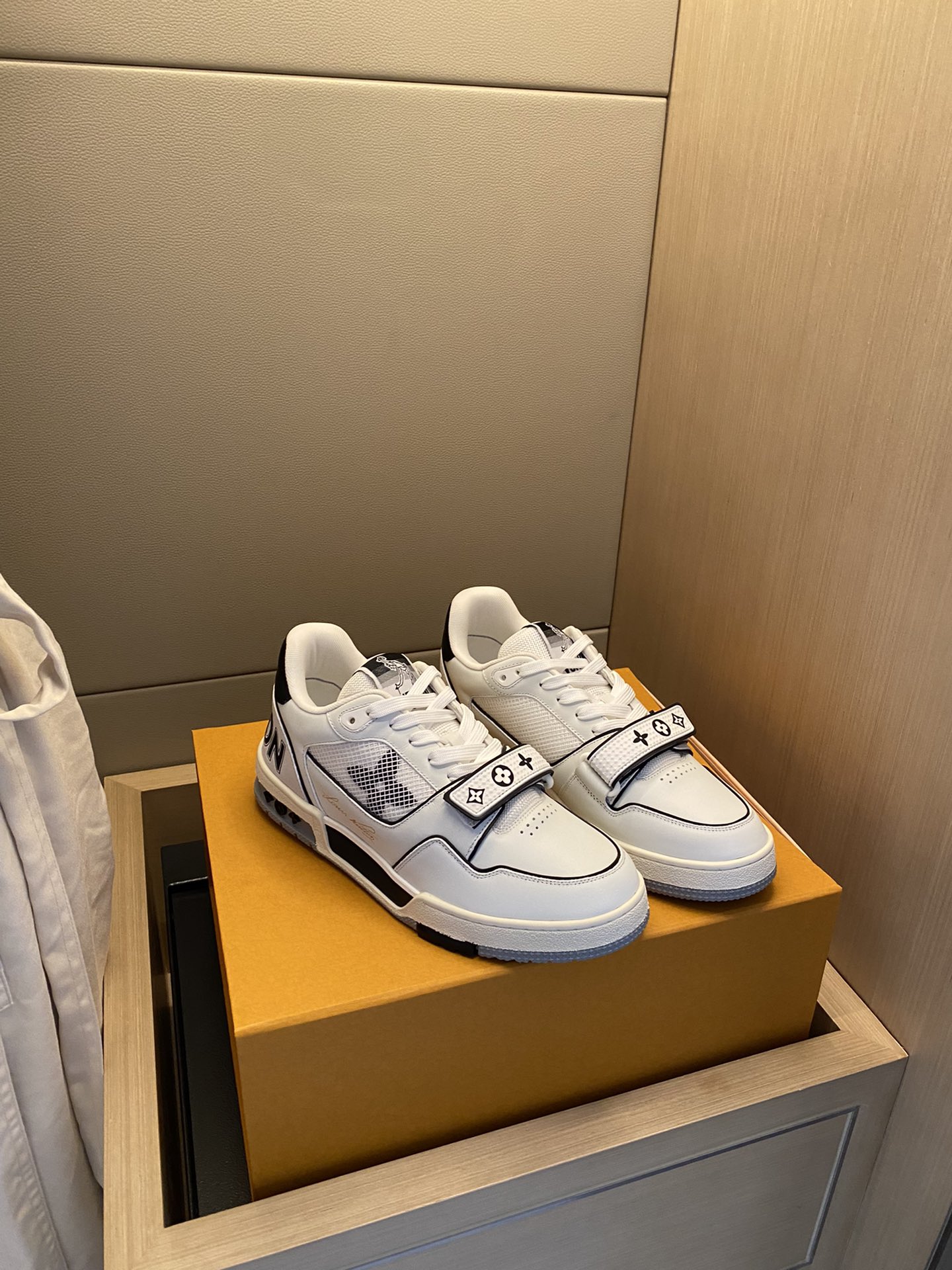 Louis Vuitton LV TRAINERS SNEAKER 9 - vstockx