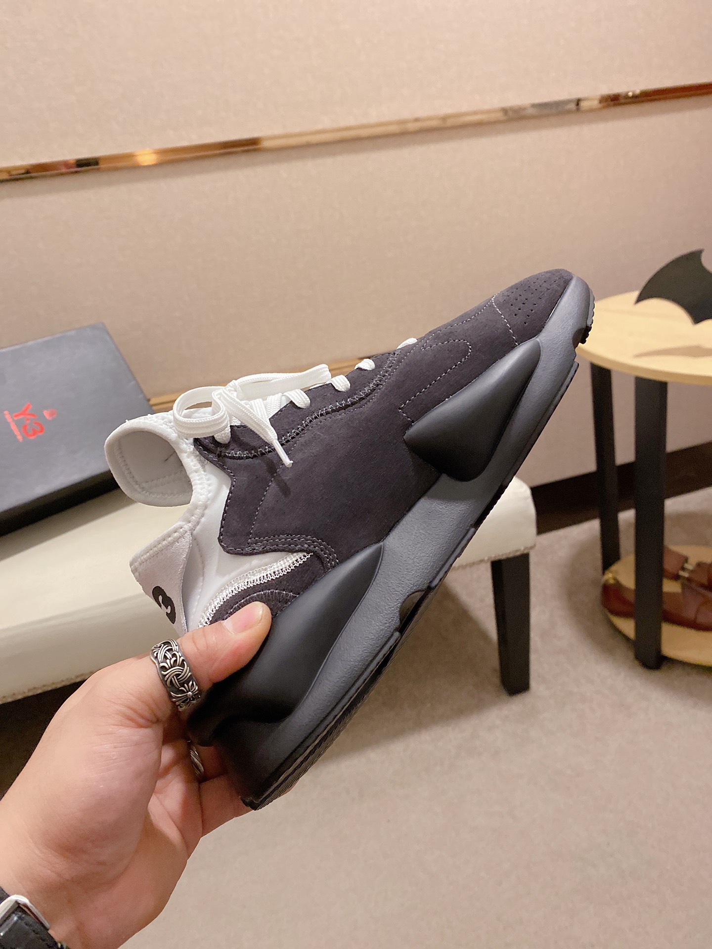 Y-3 Kaiwa Lace-Up Sneakers 18 - vstockx