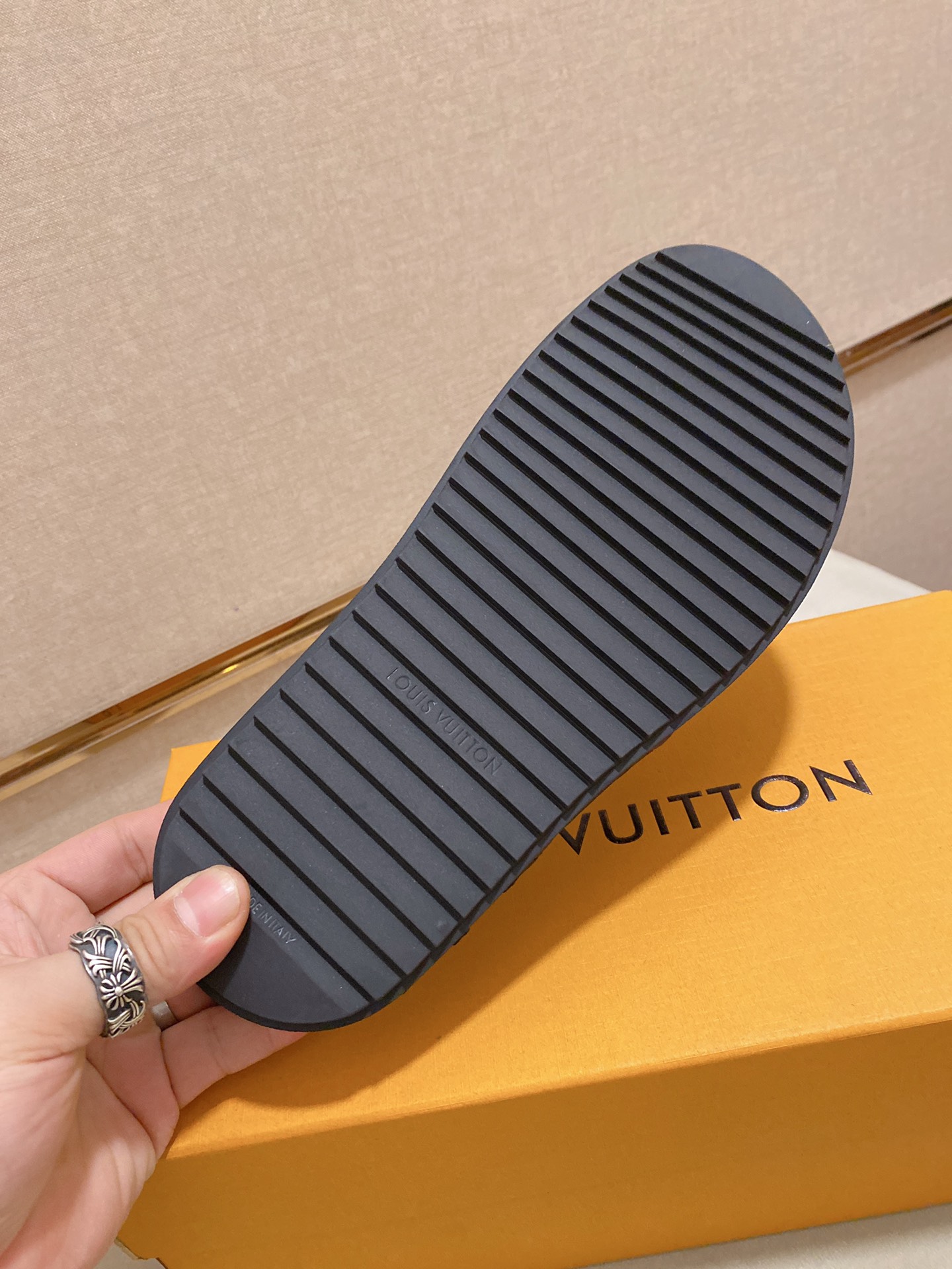Louis Vuitton Slipper 6 - vstockx