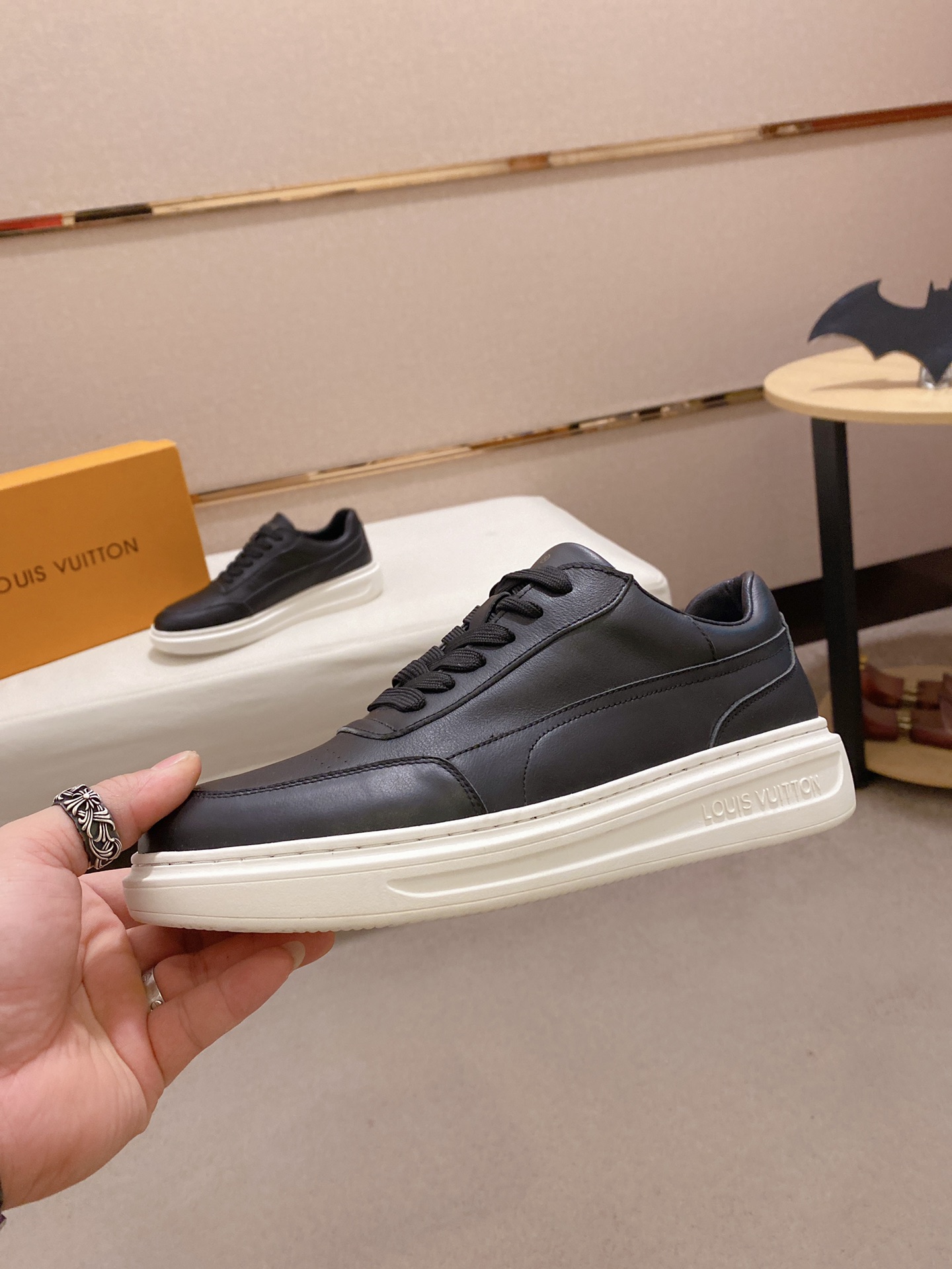 Louis Vuitton Low Top sneaker 126 - vstockx