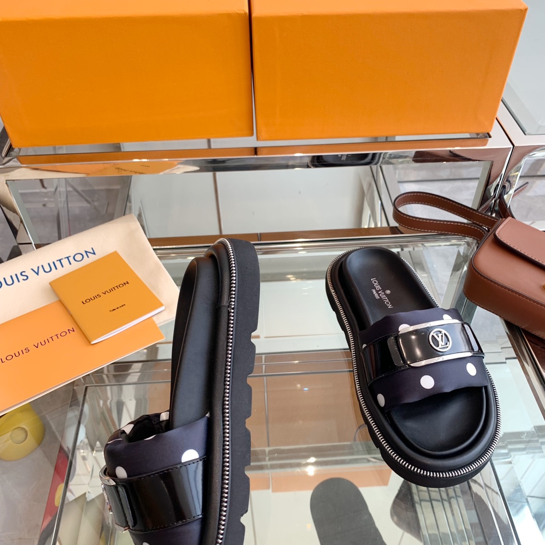 Louis Vuitton POOL PILLOW FLAT COMFORT MULES 4 - vstockx