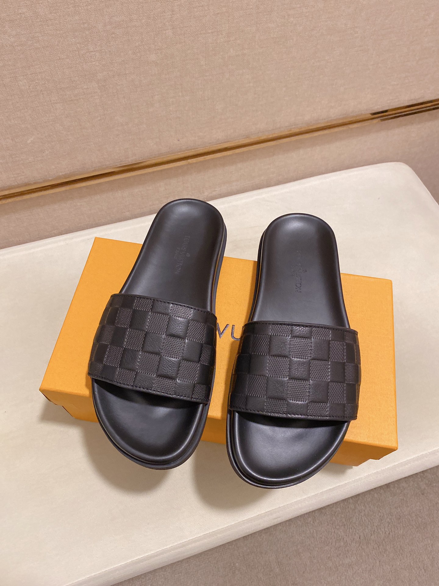 Louis Vuitton Slipper 6 - vstockx