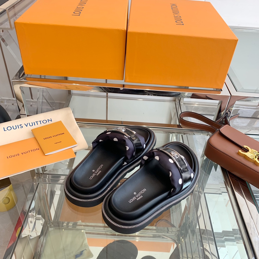 Louis Vuitton POOL PILLOW FLAT COMFORT MULES 4 - vstockx