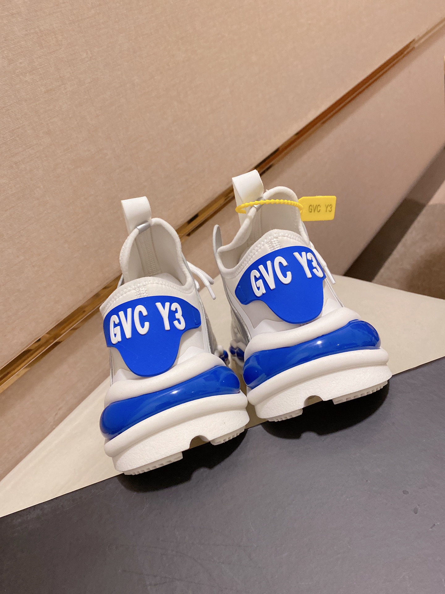 Y-3 Kaiwa Lace-Up Sneakers 2 - vstockx