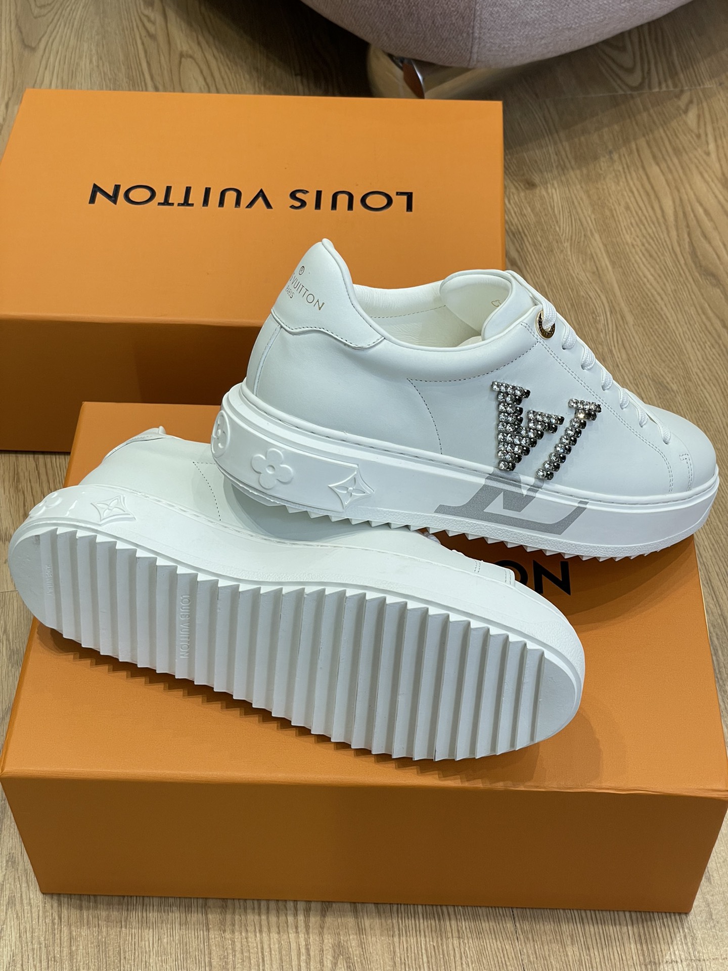Louis Vuitton TIME OUT TRAINERS 6 - vstockx