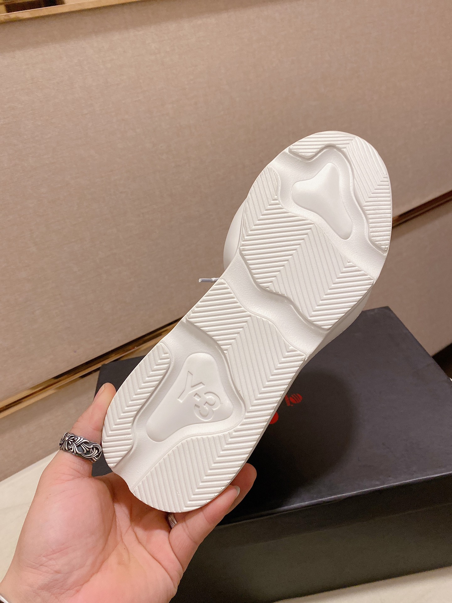 Y-3 Kaiwa Lace-Up Sneakers 13 - vstockx