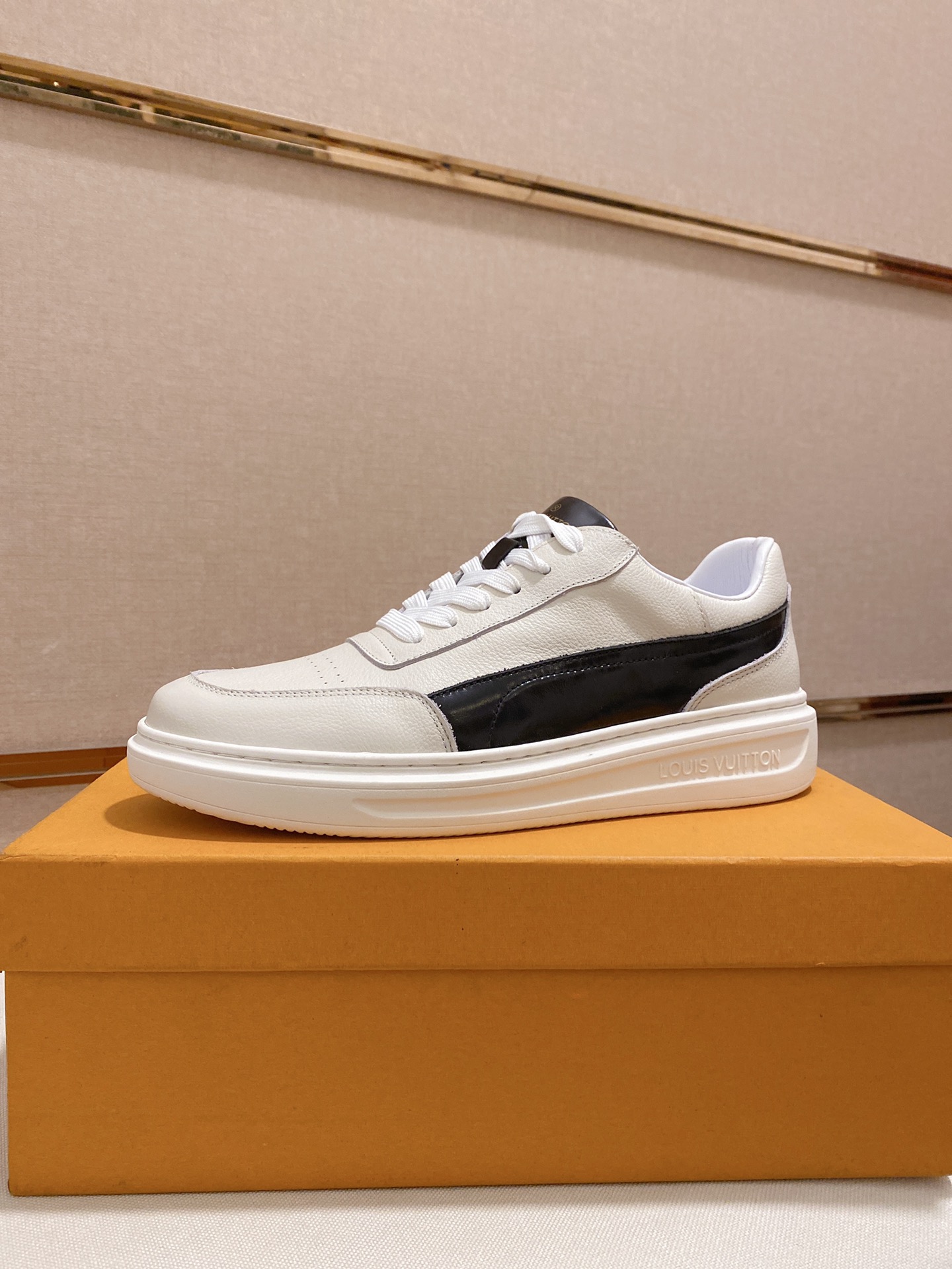 Louis Vuitton Low Top sneaker 124 - vstockx