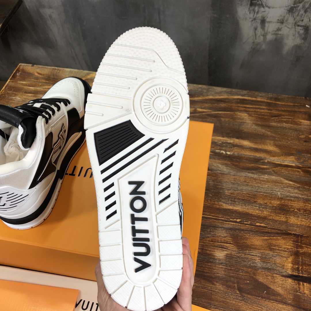 Louis Vuitton Trainer Sneakers 11 - vstockx