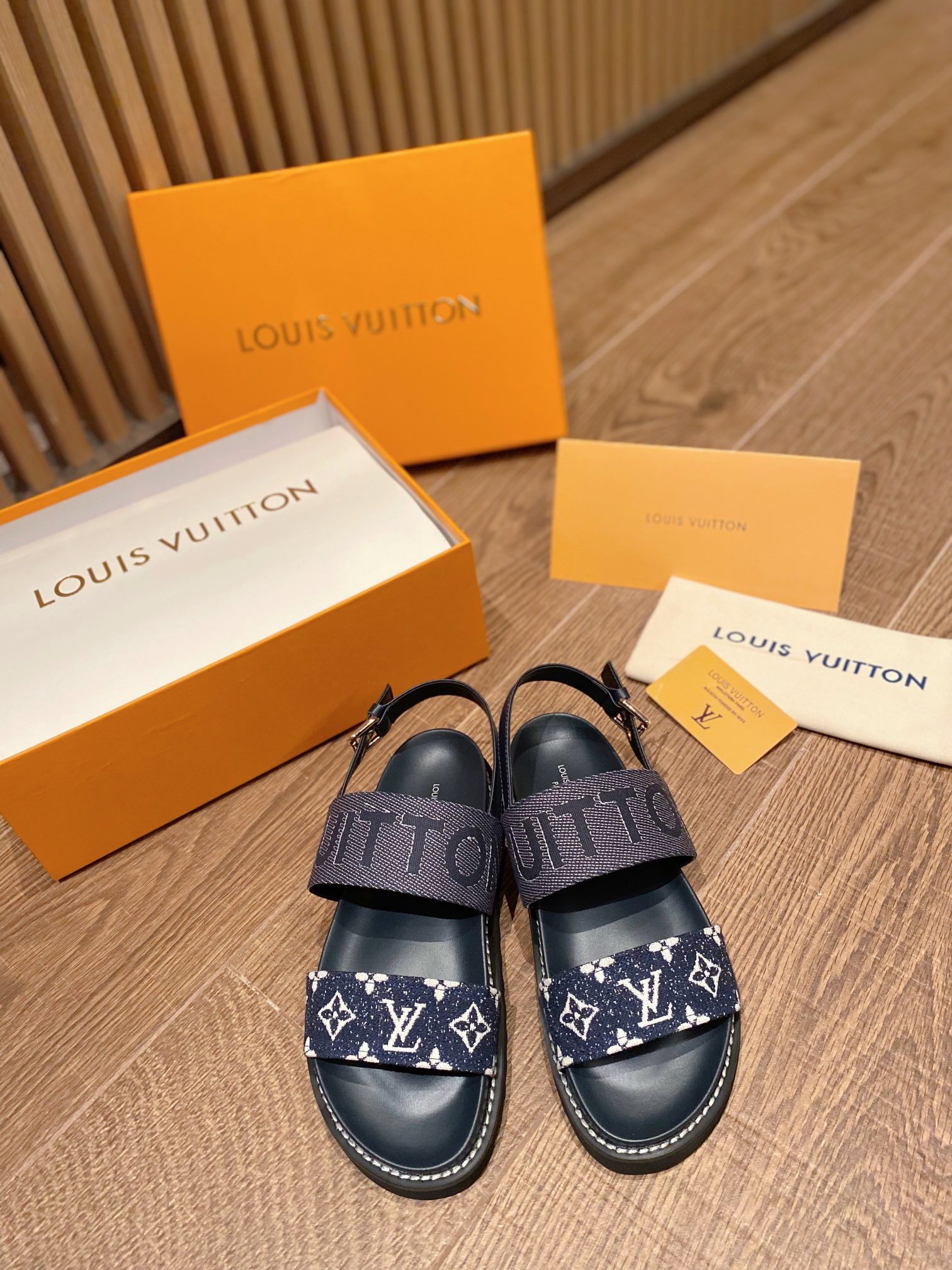 Louis Vuitton PASEO FLAT COMFORT SANDALS WOMEN 8 - vstockx