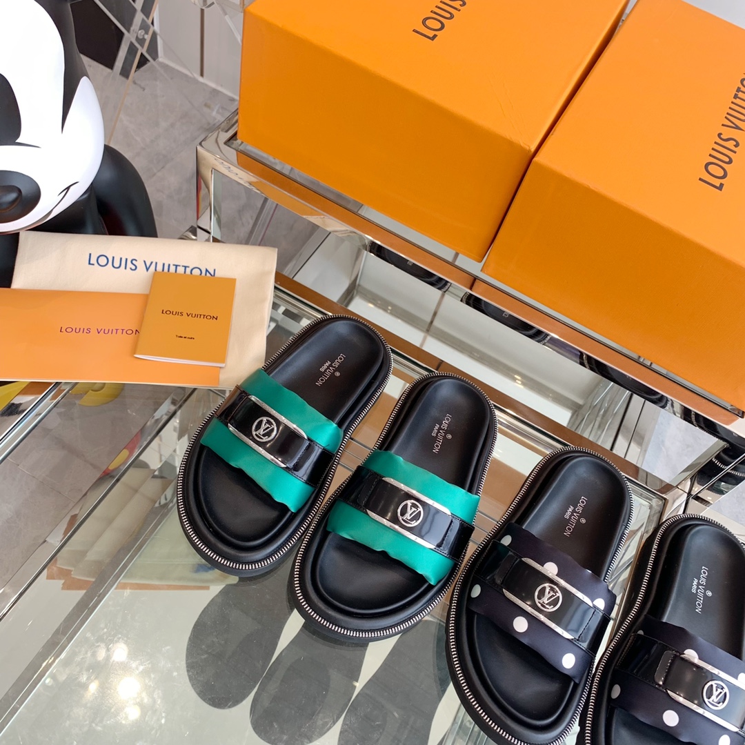 Louis Vuitton POOL PILLOW FLAT COMFORT MULES 4 - vstockx