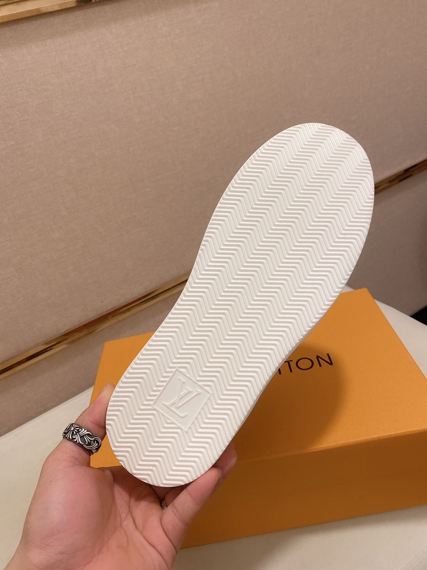 Louis Vuitton Low Top sneaker 114 - vstockx