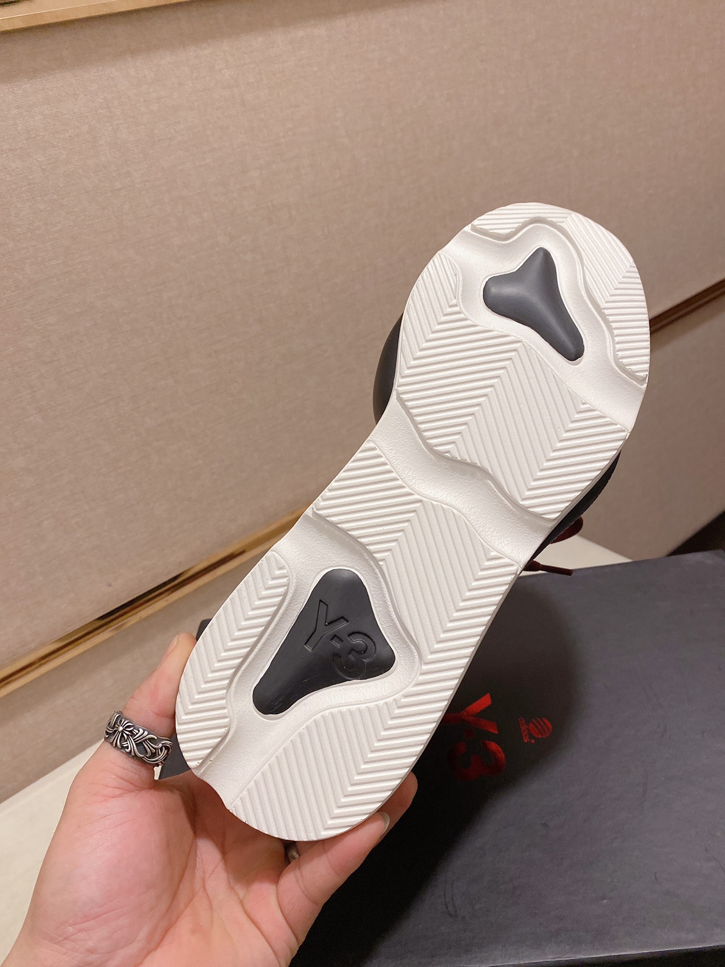 Y-3 Kaiwa Lace-Up Sneakers 17 - vstockx