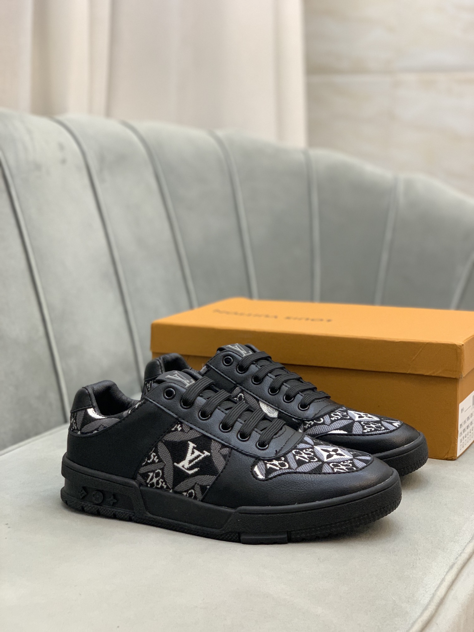 Louis Vuitton Low Top sneaker 13 - vstockx
