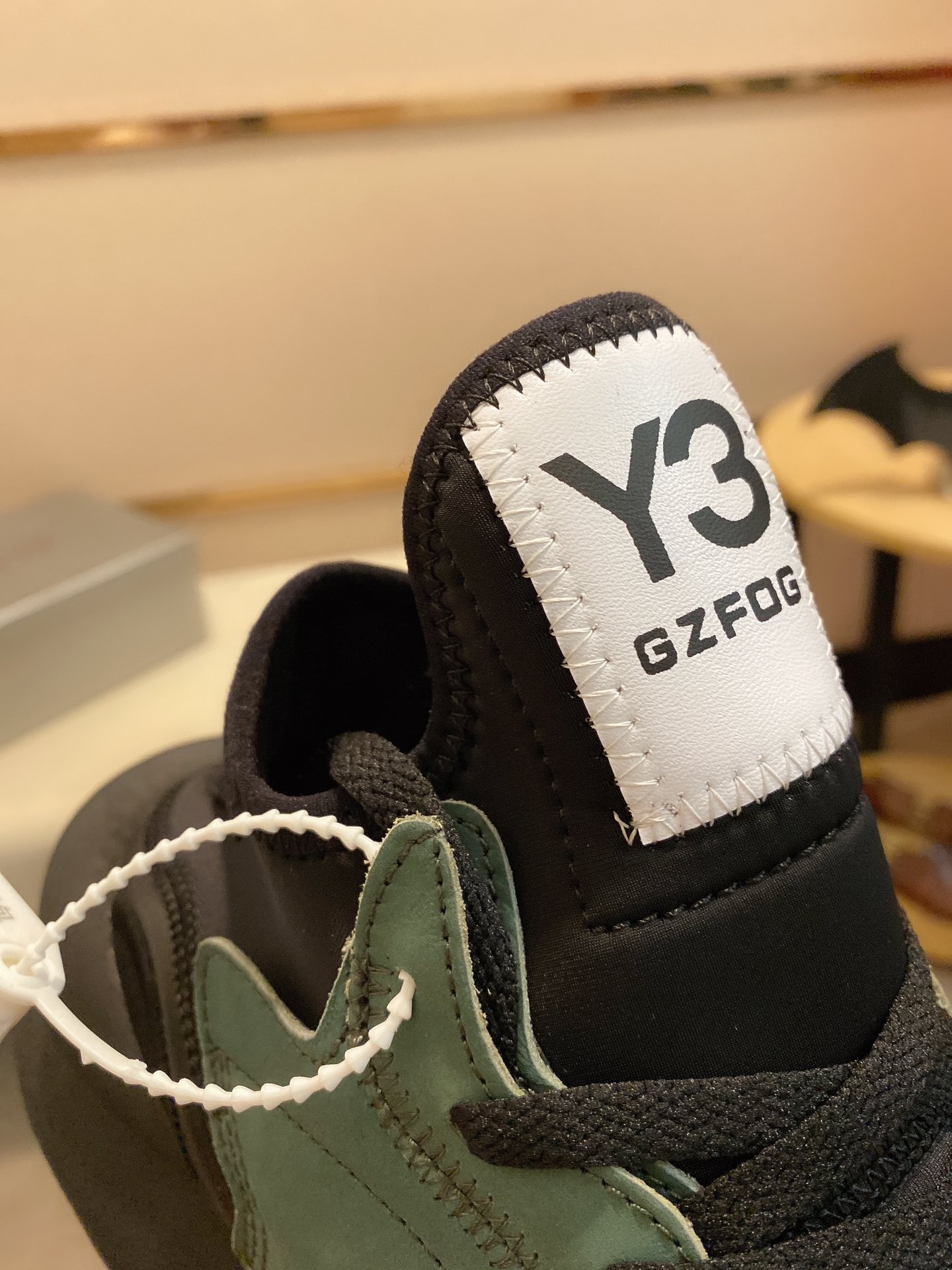 Y-3 Kaiwa Lace-Up Sneakers 42 - vstockx
