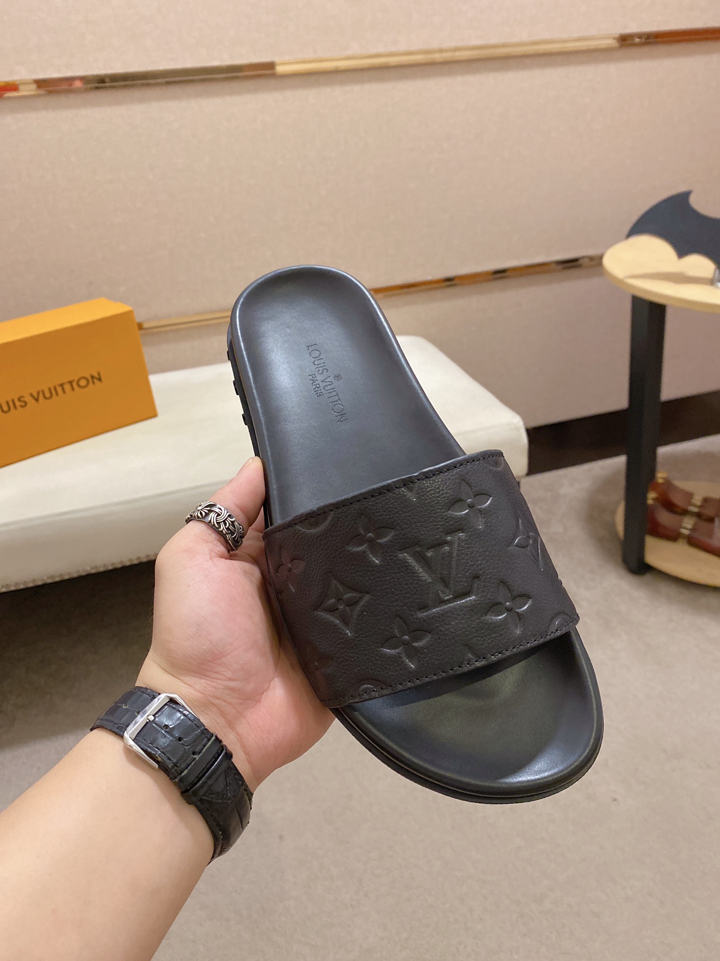 Louis Vuitton Slipper 9 - vstockx