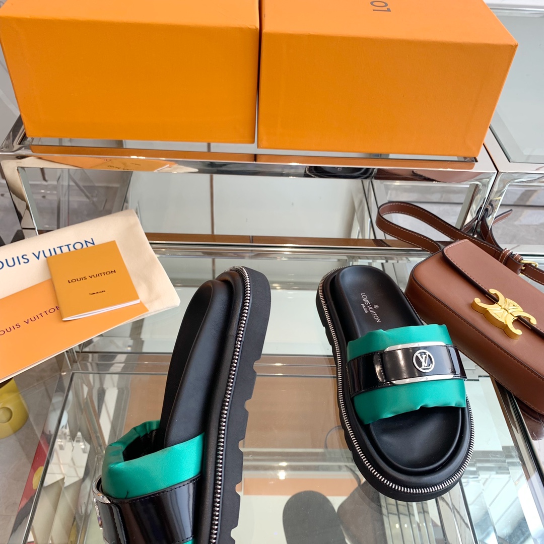 Louis Vuitton POOL PILLOW FLAT COMFORT MULES 4 - vstockx