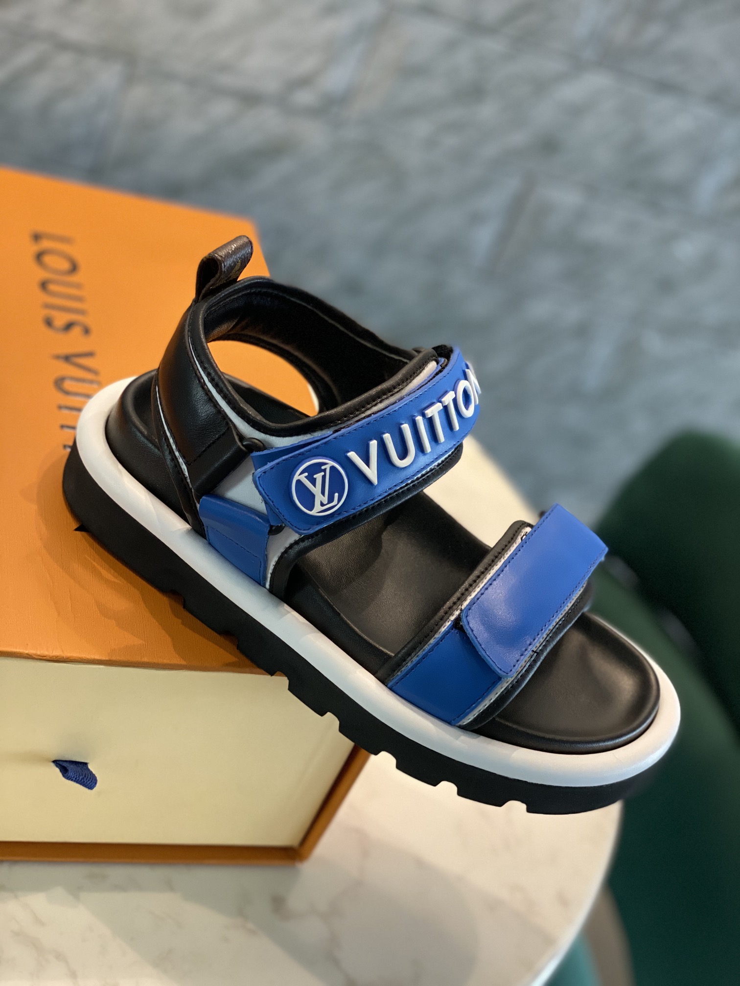 Louis Vuitton PASEO FLAT COMFORT SANDALS WOMEN 9 - vstockx