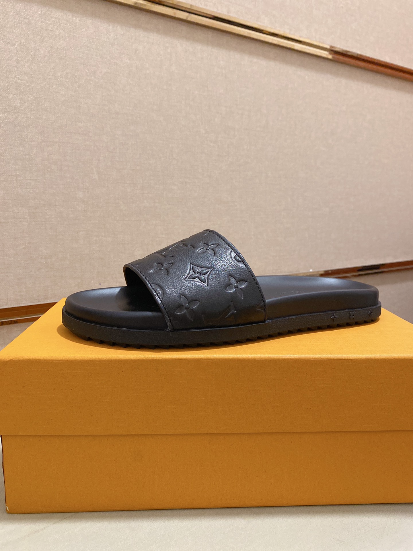 Louis Vuitton Slipper 9 - vstockx
