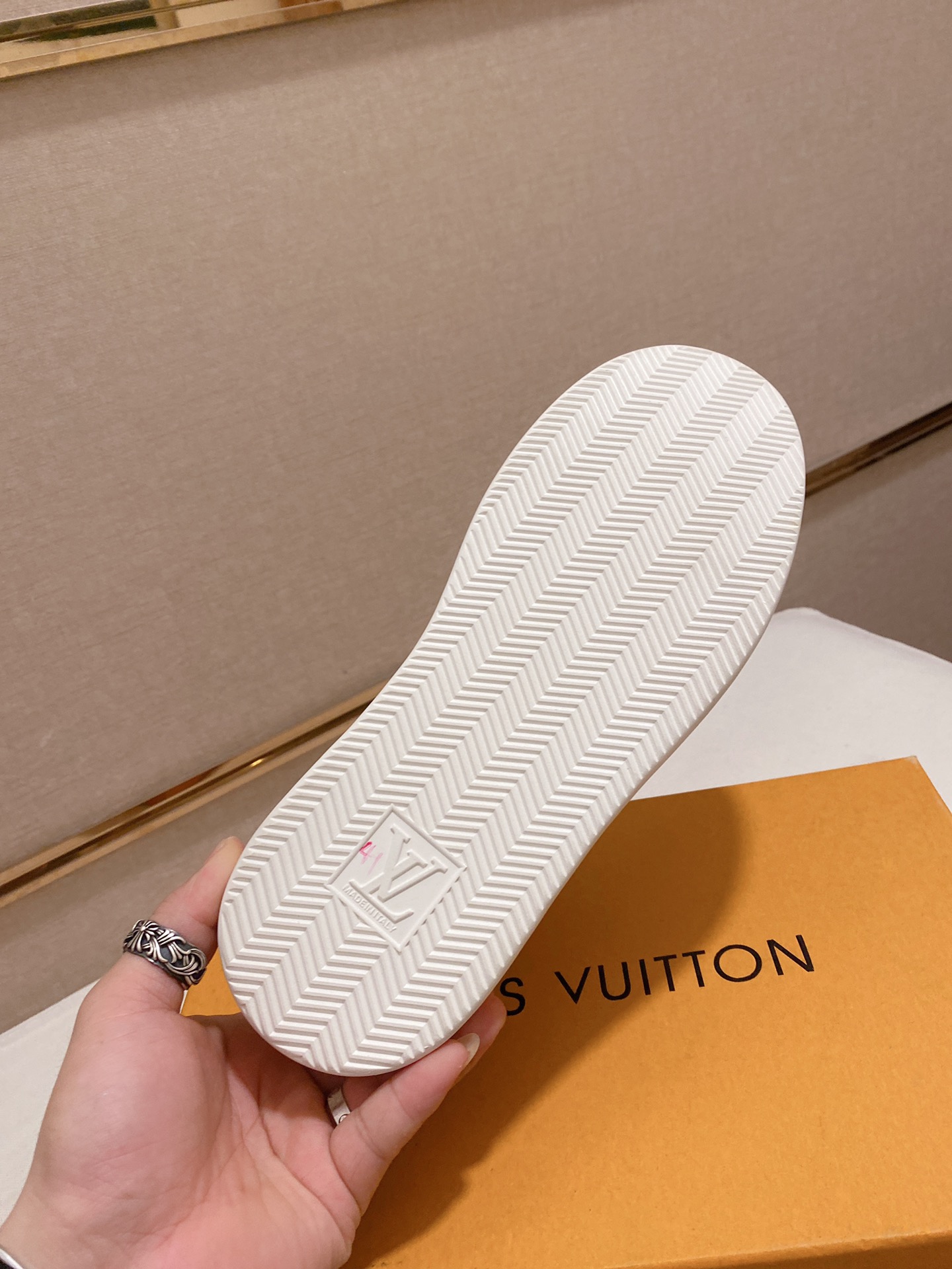 Louis Vuitton Low Top sneaker 124 - vstockx