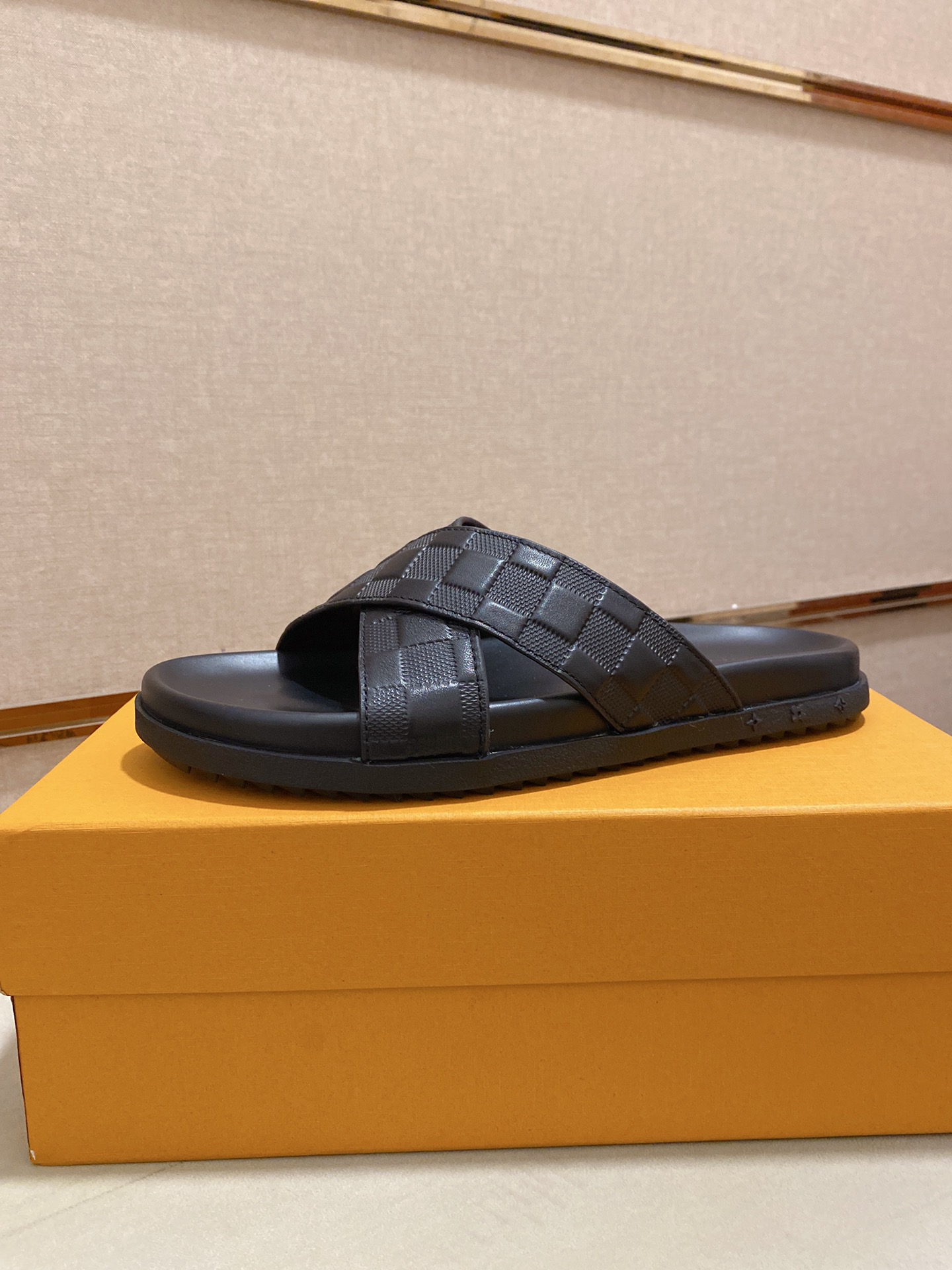 Louis Vuitton Slipper 7 - vstockx