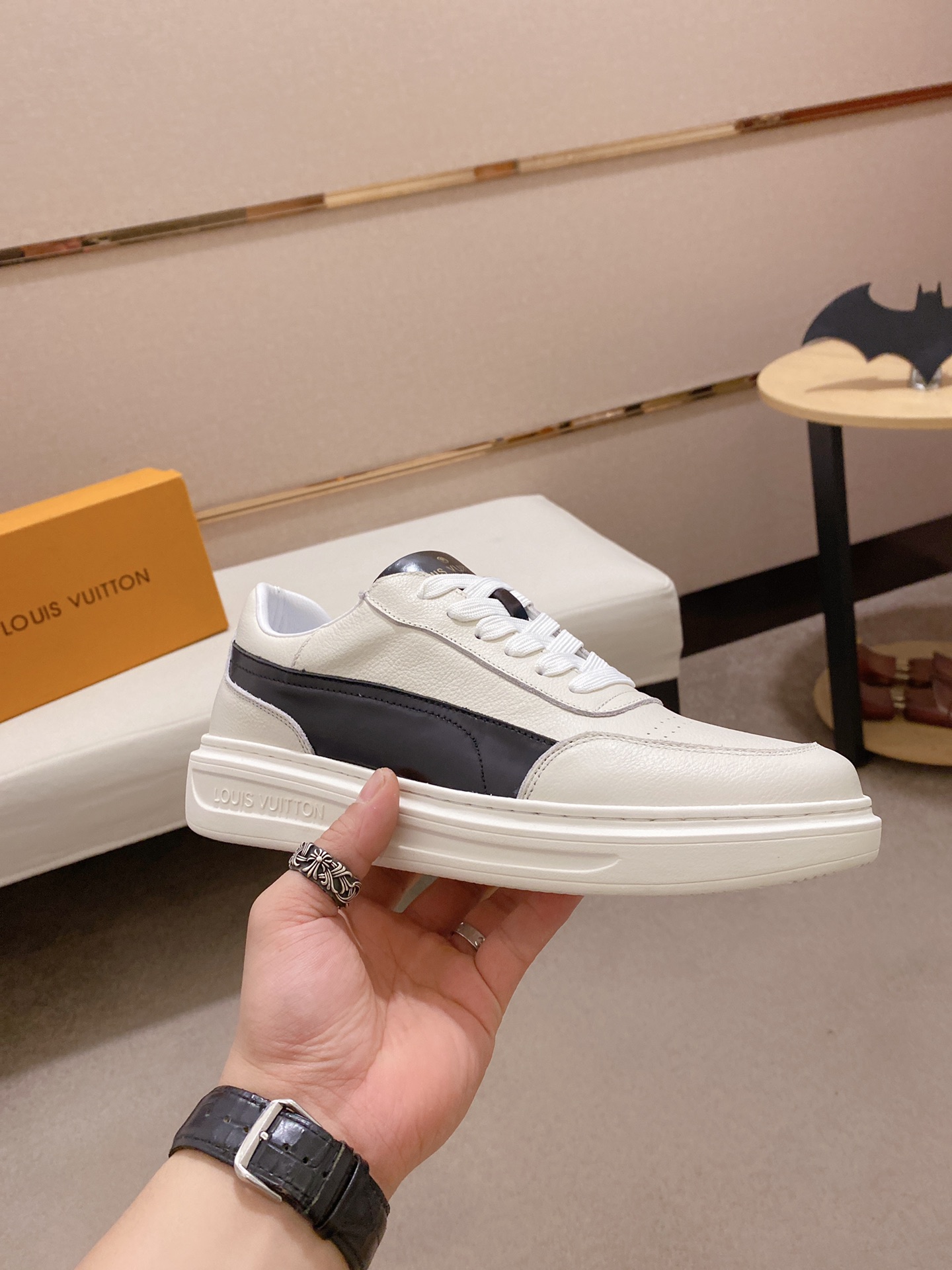 Louis Vuitton Low Top sneaker 124 - vstockx