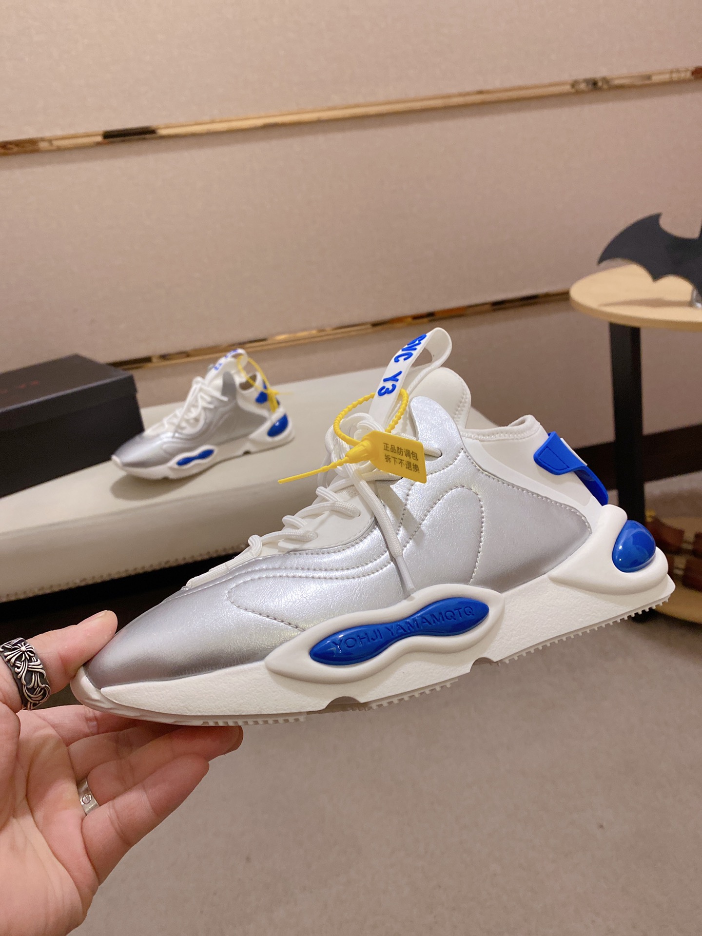 Y-3 Kaiwa Lace-Up Sneakers 2 - vstockx