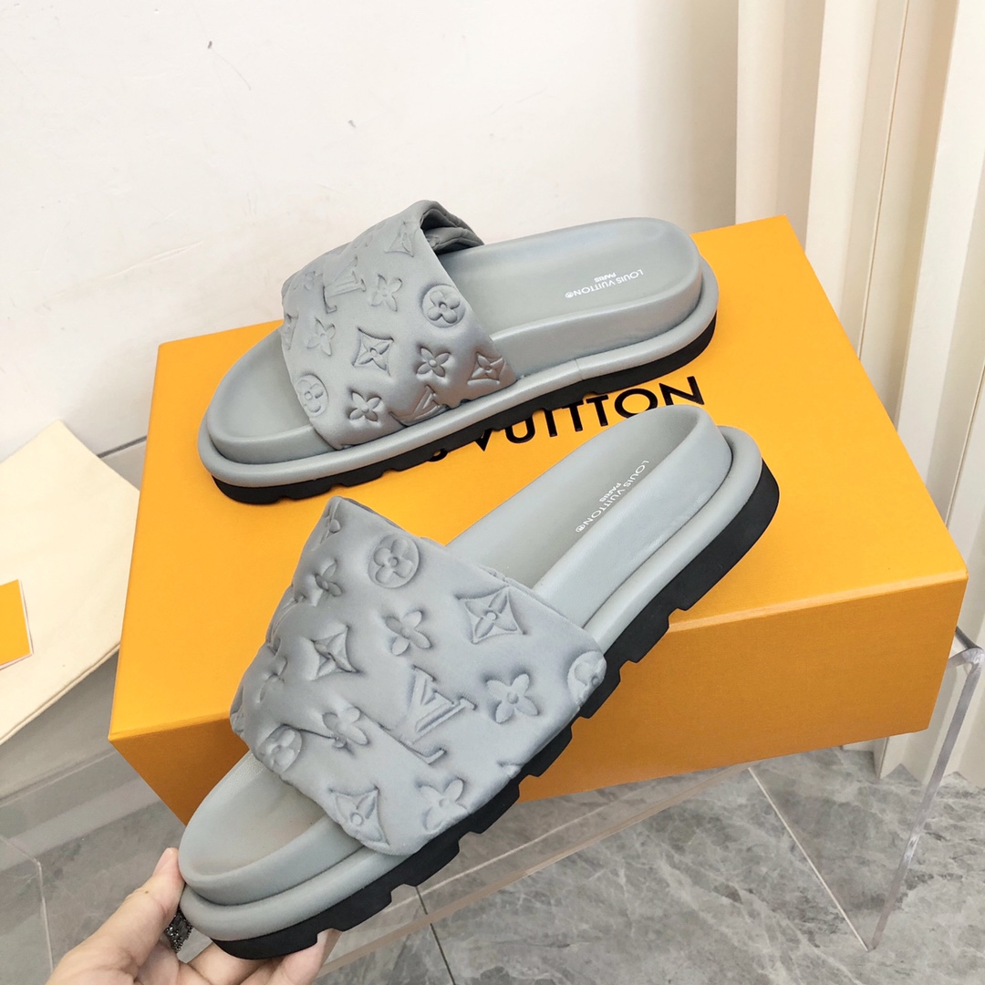 Louis Vuitton POOL PILLOW COMFORT MULES WOMEN 1 - vstockx