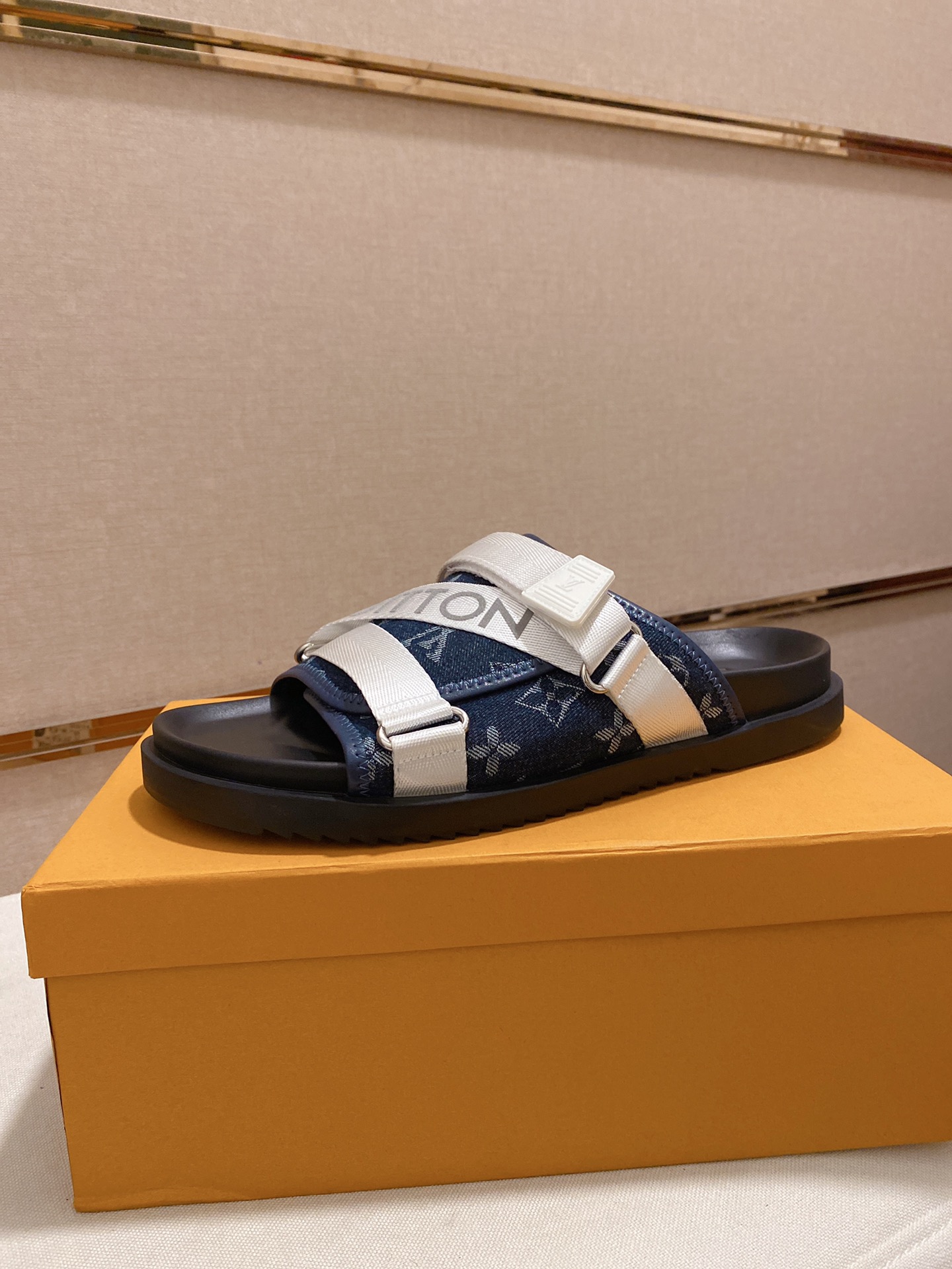 Louis Vuitton Honolulu Sneaker 14 - vstockx