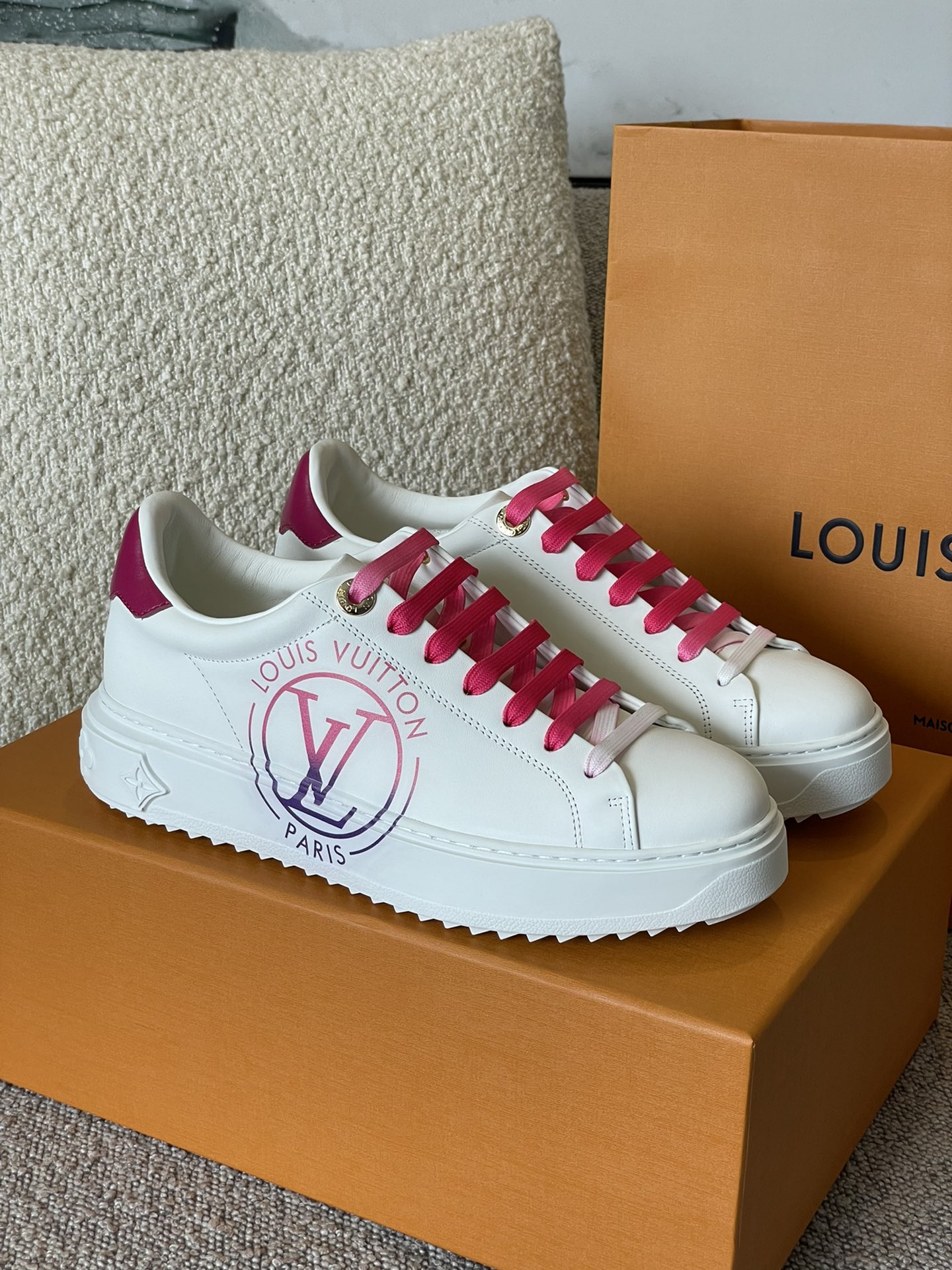 Louis Vuitton TIME OUT TRAINERS 1 - vstockx