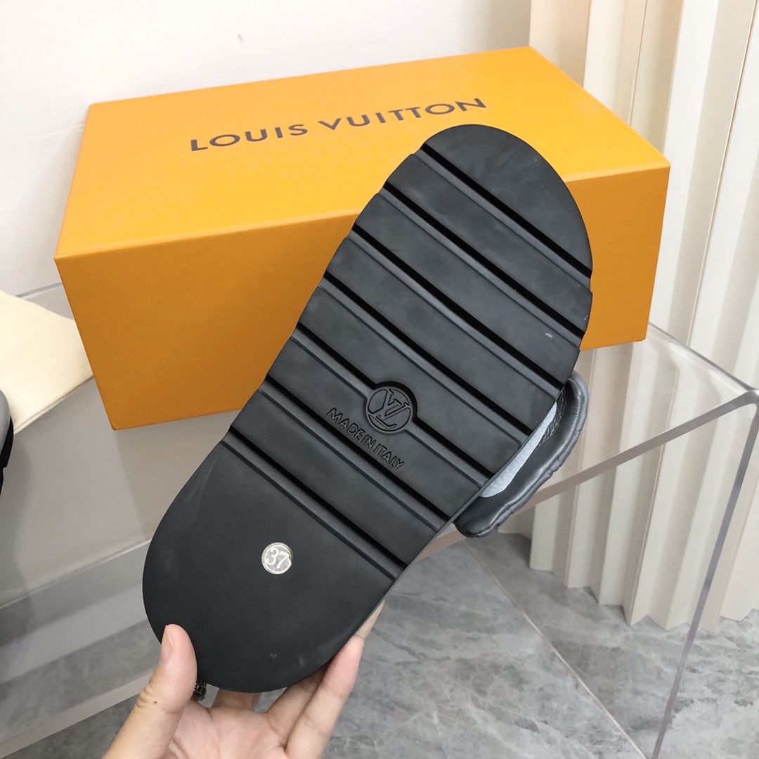 Louis Vuitton POOL PILLOW COMFORT MULES WOMEN 1 - vstockx