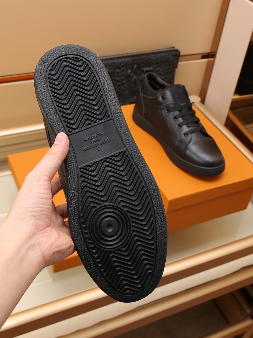 Louis Vuitton Low Top sneaker 4 - vstockx