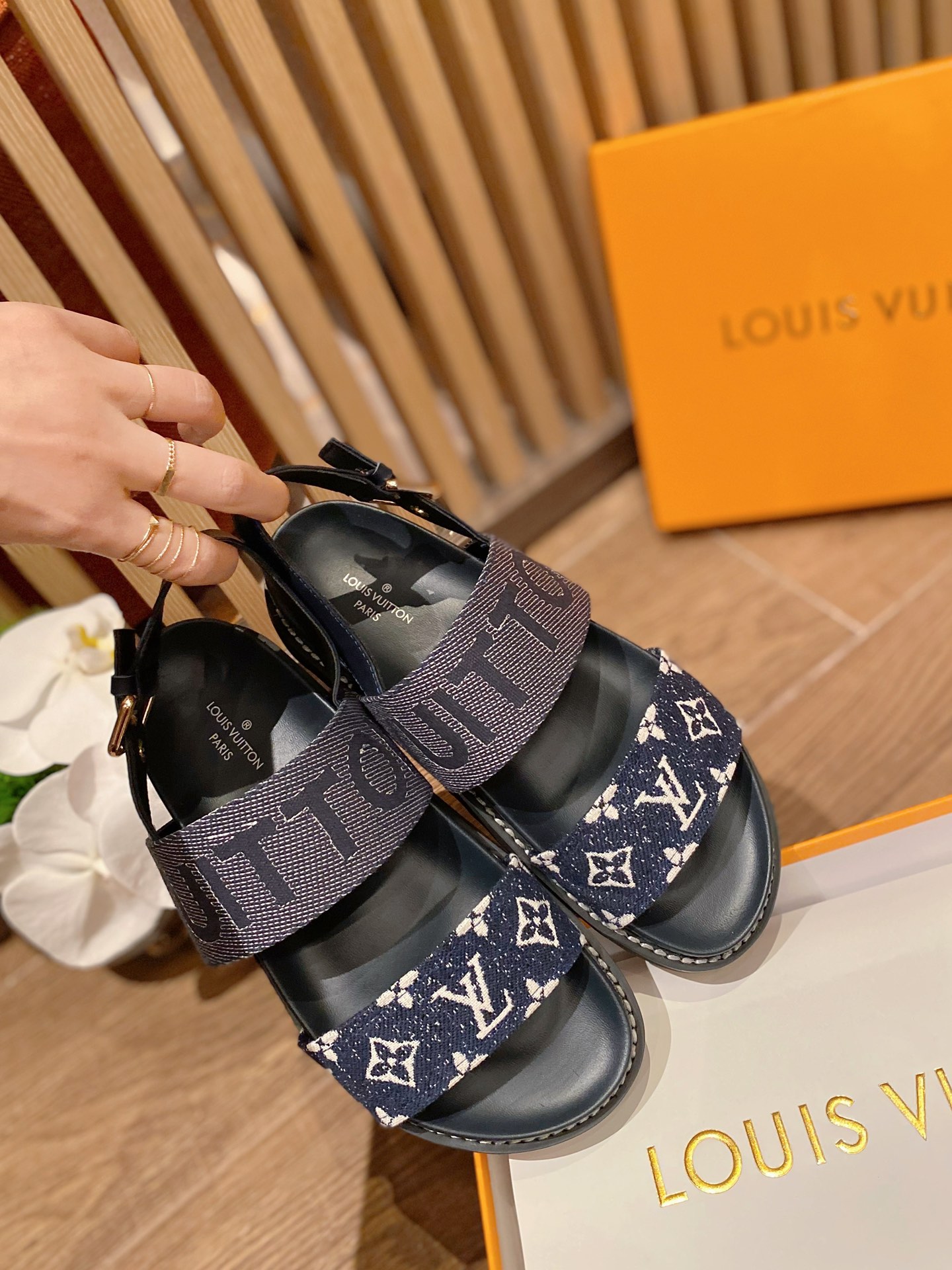 Louis Vuitton PASEO FLAT COMFORT SANDALS WOMEN 8 - vstockx