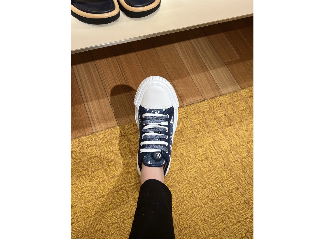 Louis Vuitton LV SQUAD TRAINER BOOTS 5 - vstockx