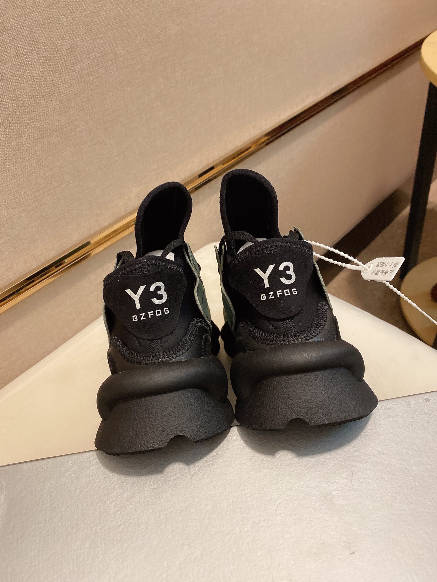 Y-3 Kaiwa Lace-Up Sneakers 42 - vstockx