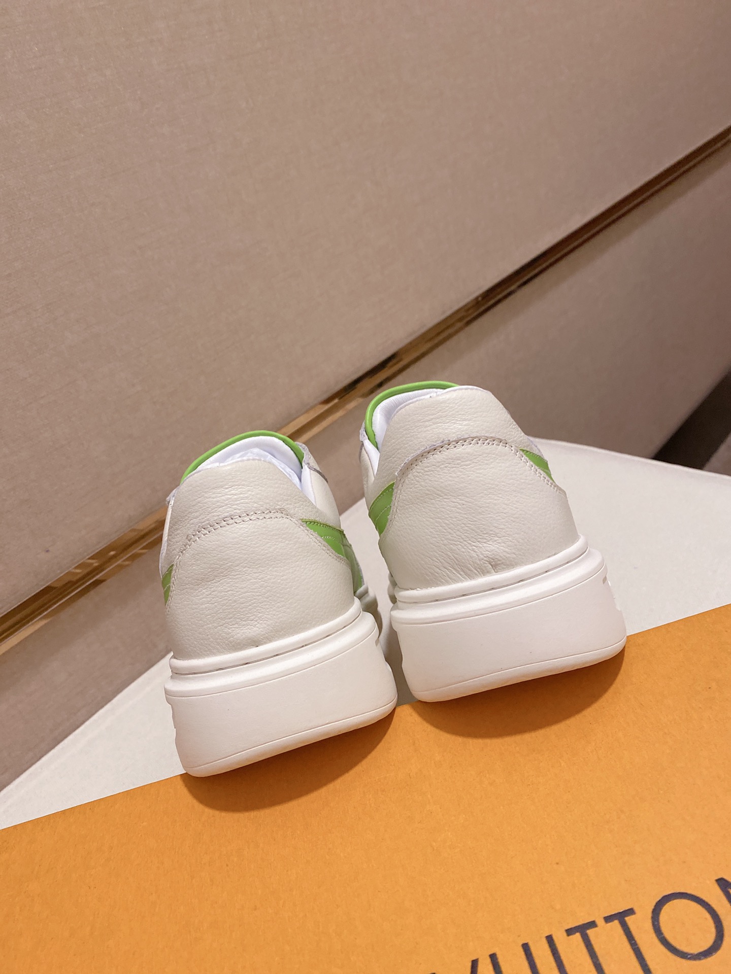 Louis Vuitton Low Top sneaker 120 - vstockx