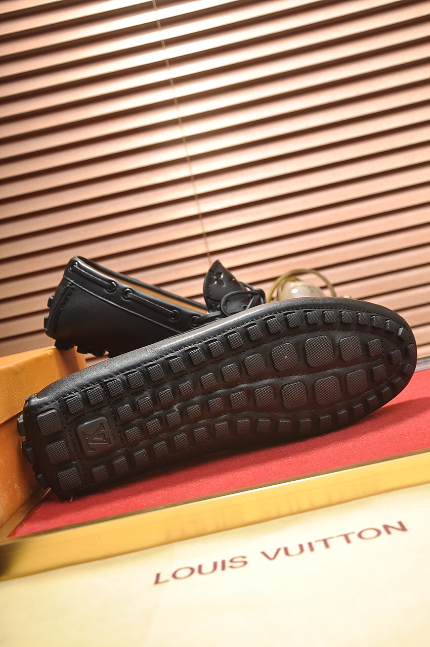 Louis Vuitton Leather Boots 21 - vstockx