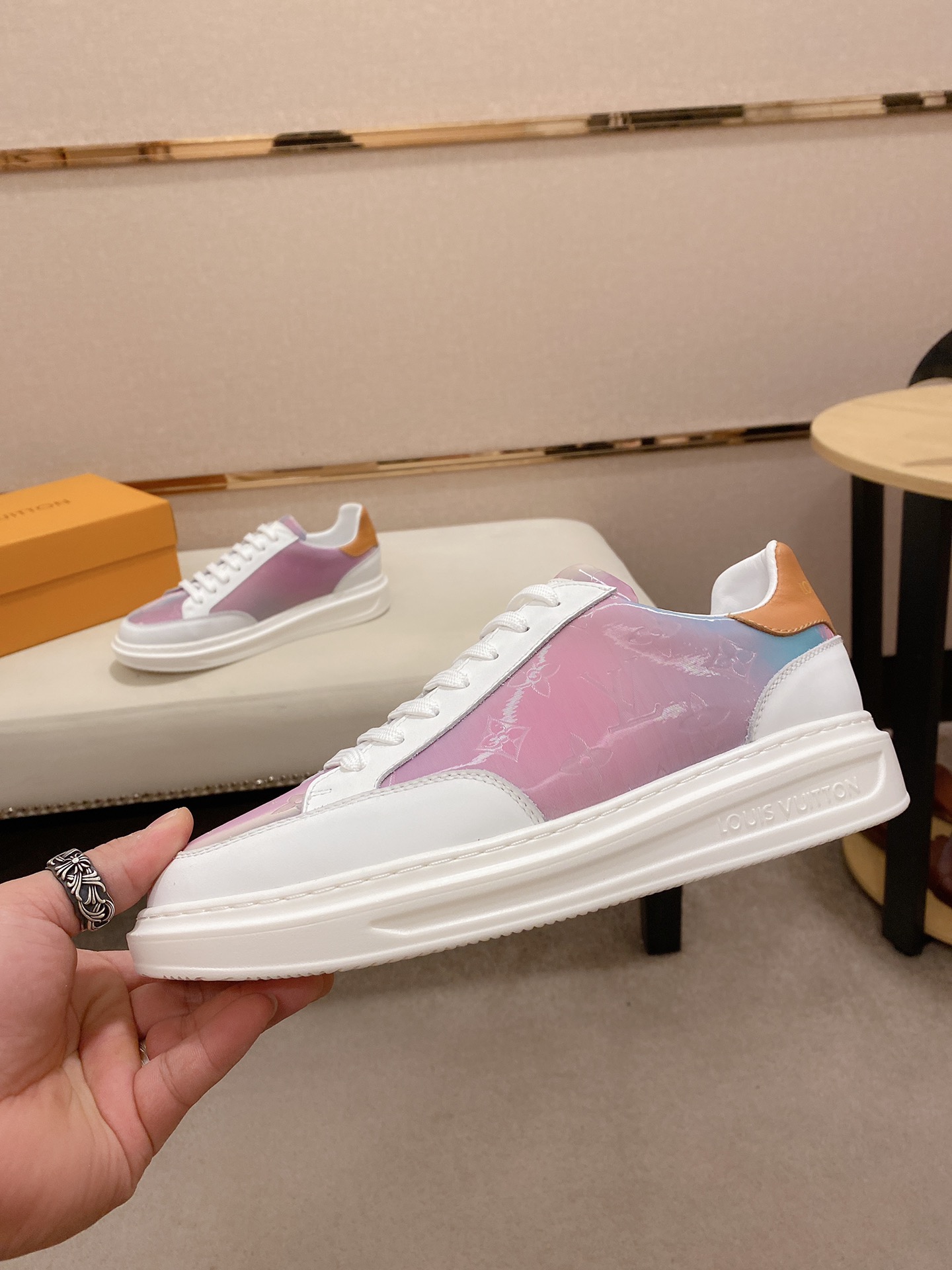Louis Vuitton Low Top sneaker 114 - vstockx