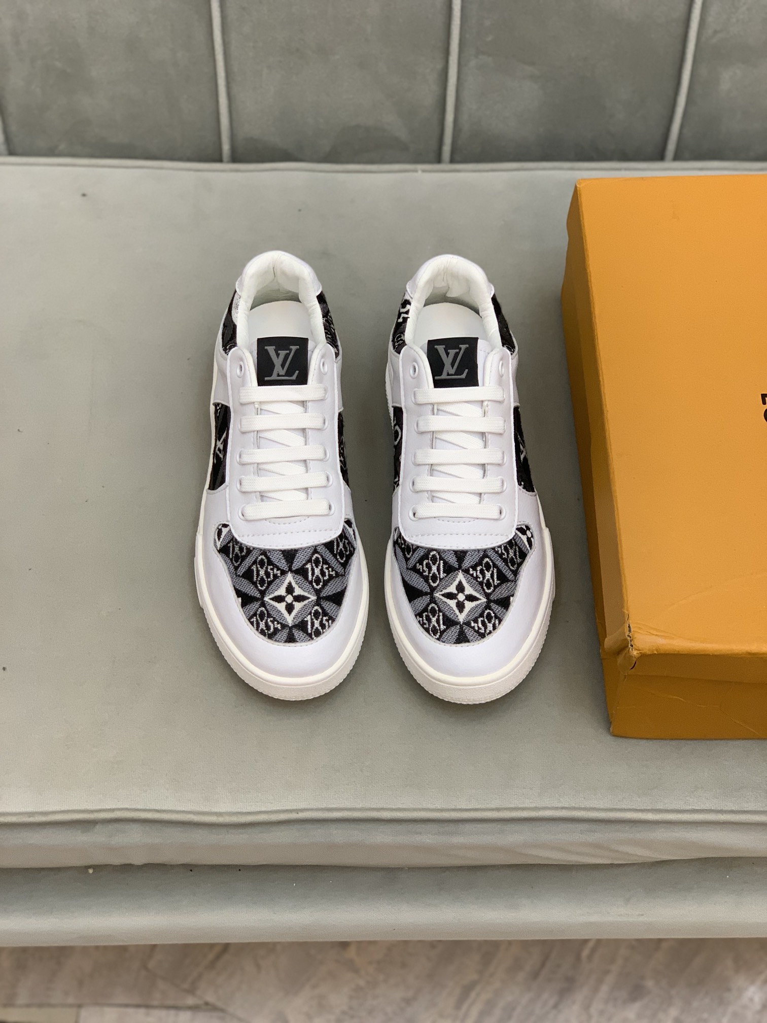 Louis Vuitton Low Top sneaker 12 - vstockx