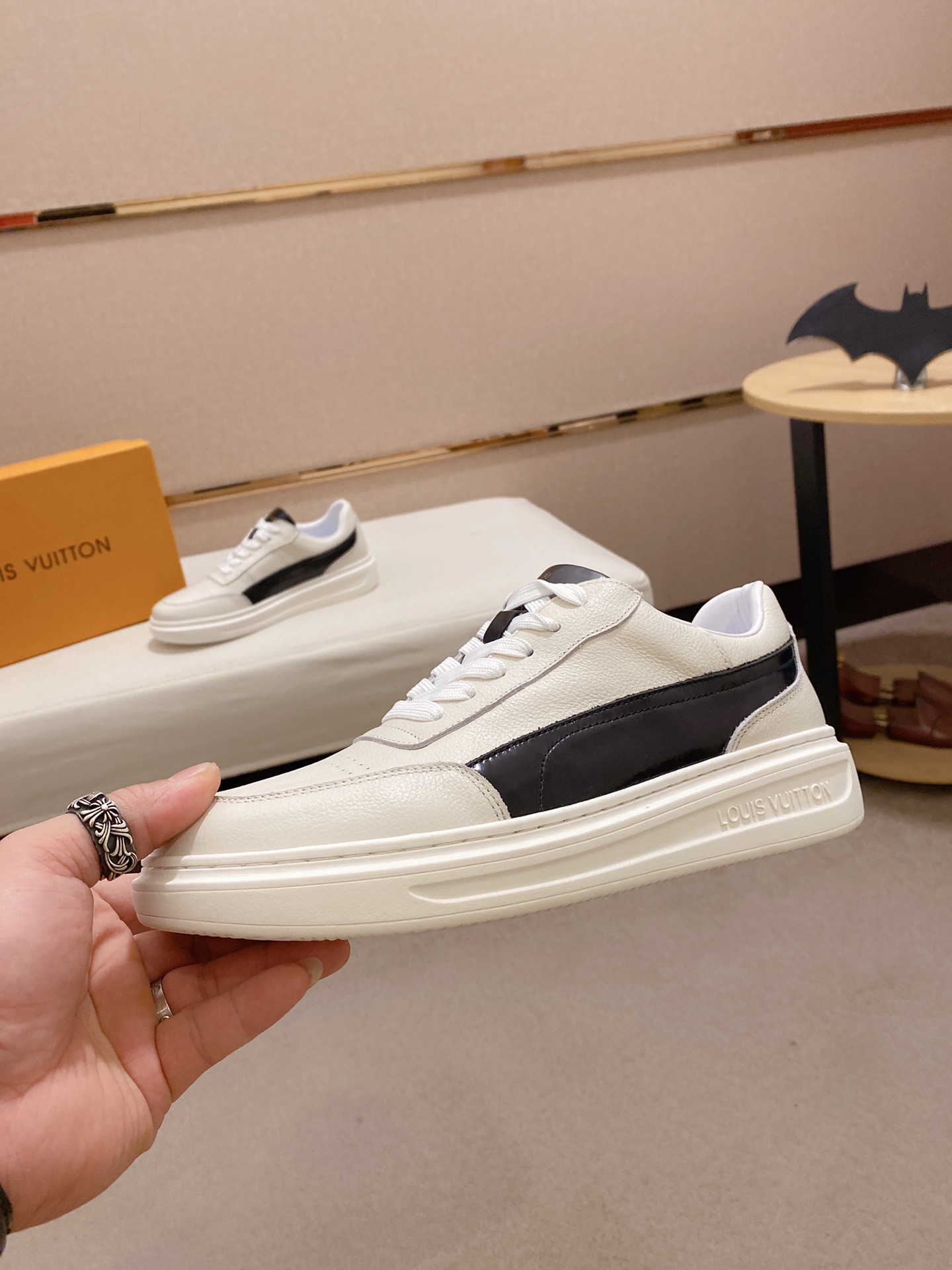 Louis Vuitton Low Top sneaker 124 - vstockx