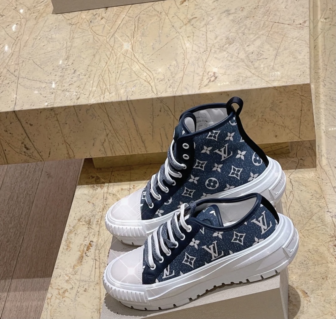 Louis Vuitton LV SQUAD TRAINER BOOTS 5 - vstockx