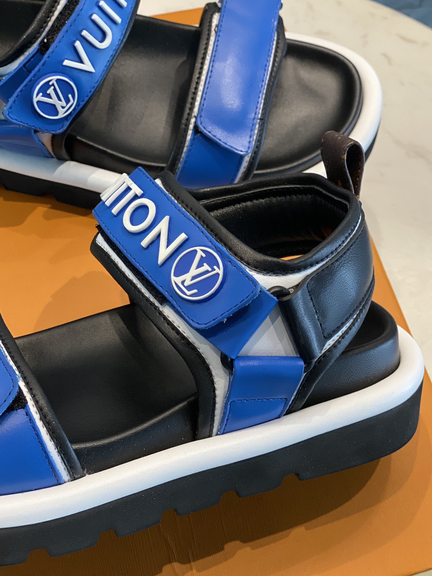 Louis Vuitton PASEO FLAT COMFORT SANDALS WOMEN 9 - vstockx